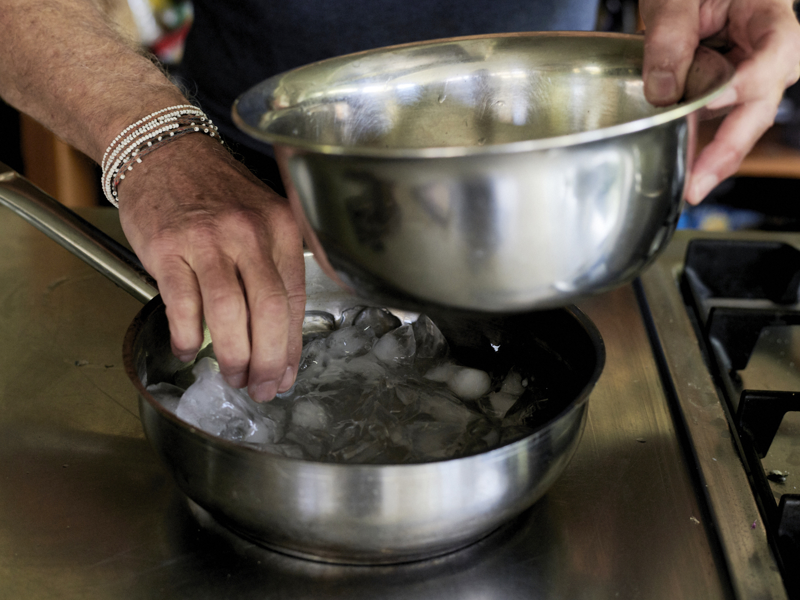 Schritt 1:  Eisbad vorbereiten für Bittersüsse Scholokadenmousse mit Fleur de sel Picture2