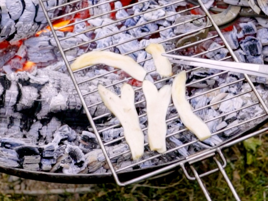 Schritt 1: Ingwersirup für Grillierte Ananas mit Ingwer und Thai-Basilikum-Sorbet  zubereiten