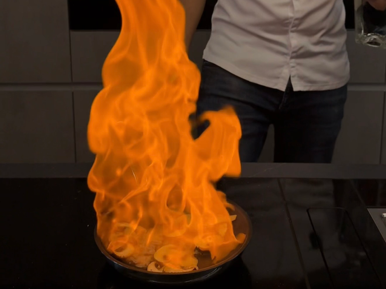 Step 3: Entzünde den Alkohol und flambiere