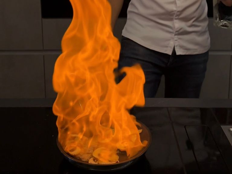 Step 3: Entzünde den Alkohol und flambiere Step 3: Entzünde den Alkohol und flambiere