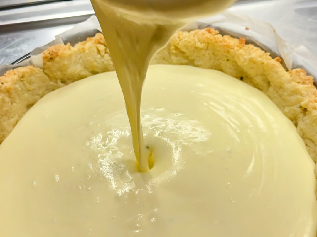 Schritt 3: Füllung für Sportler-Kokos-Limetten Cheesecake zubereiten und backen