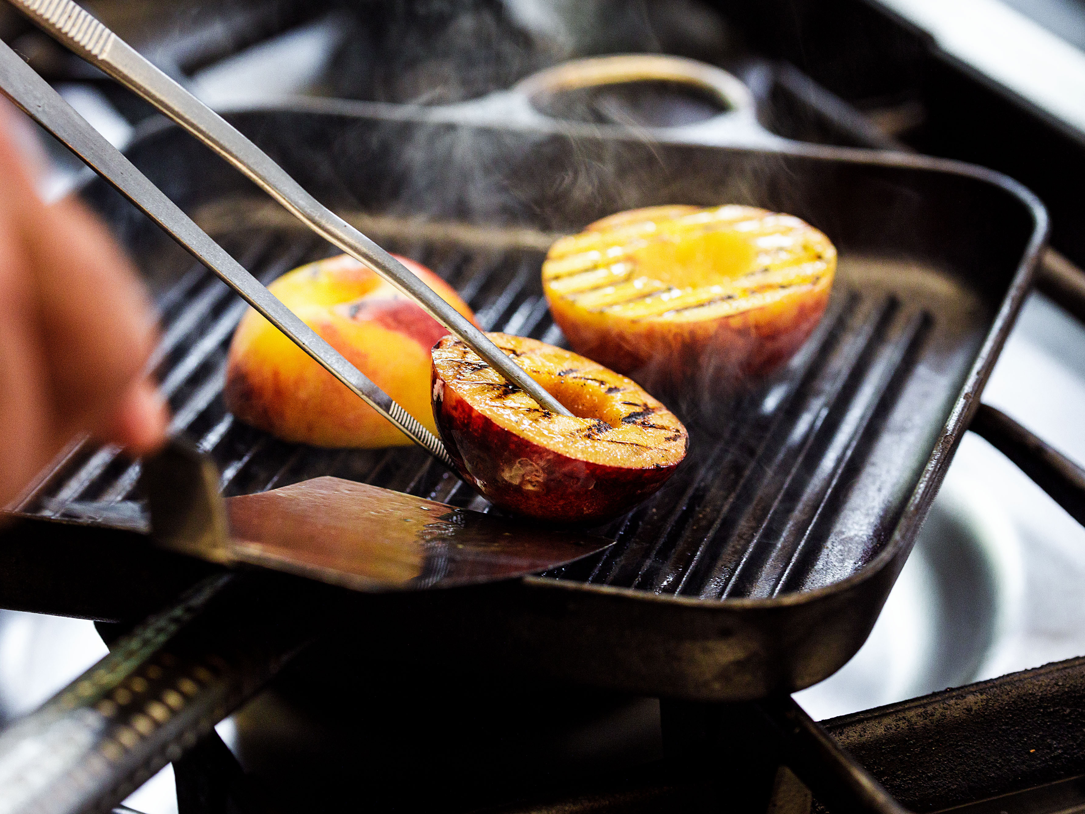 Schritt 3: Grillieren der Pfirsich für Linsensalat mit grillierten Pfirsichen, Zuchiniblüten und Stracciatella