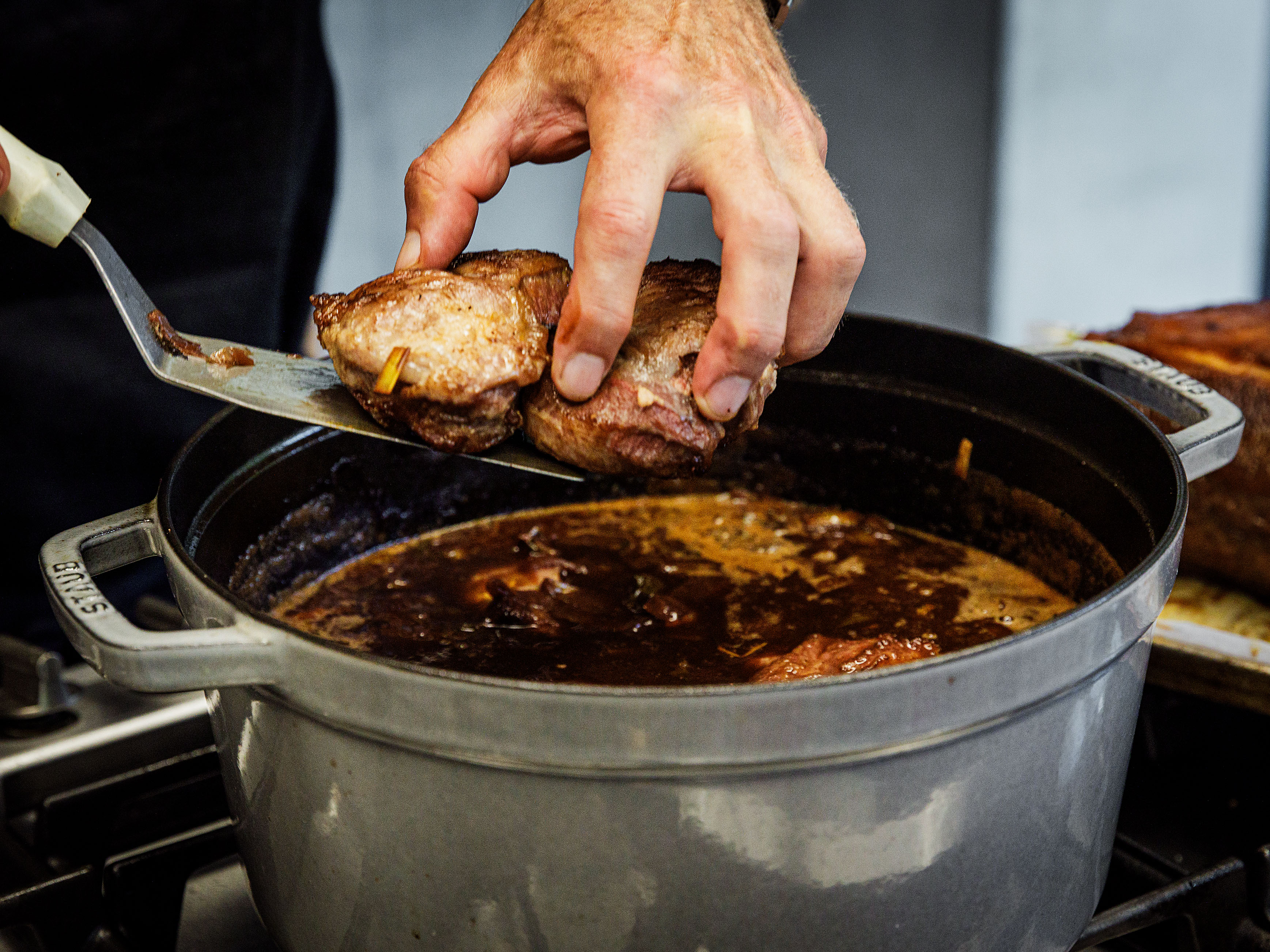 Schritt 3:  Die Kalbsbäckchen zugeben, mit dem Kalbsjus auffüllen und zugedeckt zirka vier Stunden schmoren