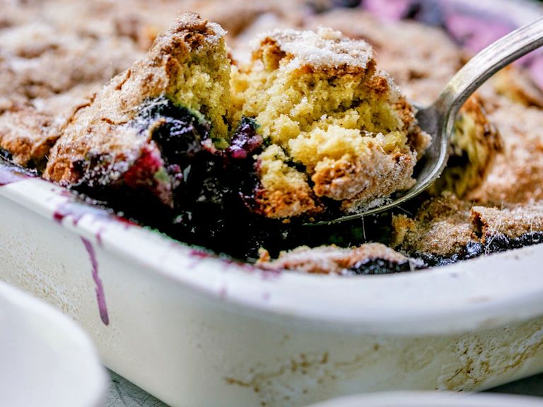 Schritt 4: Backen des Blueberry Cobbler bis zur goldbraunen Kruste Schritt 4: Backen des Blueberry Cobbler bis zur goldbraunen Kruste