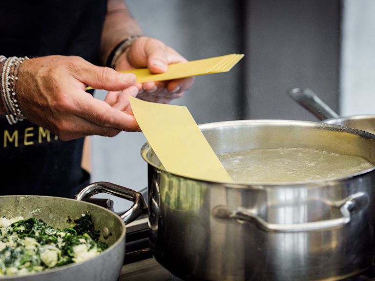 Schritt 2: Lasagneblätter nach Packungsanweisung sehr bissfest kochen Schritt 2: Lasagneblätter nach Packungsanweisung sehr bissfest kochen
