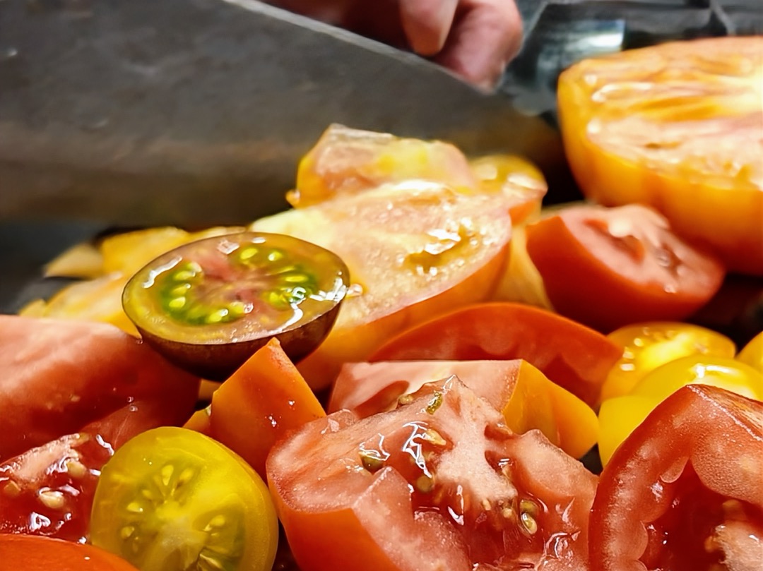 Schritt 2: Gurke und Tomaten für Tomaten-Gurken Salat mit Sesam-Seiden Tofu Dressing schneiden