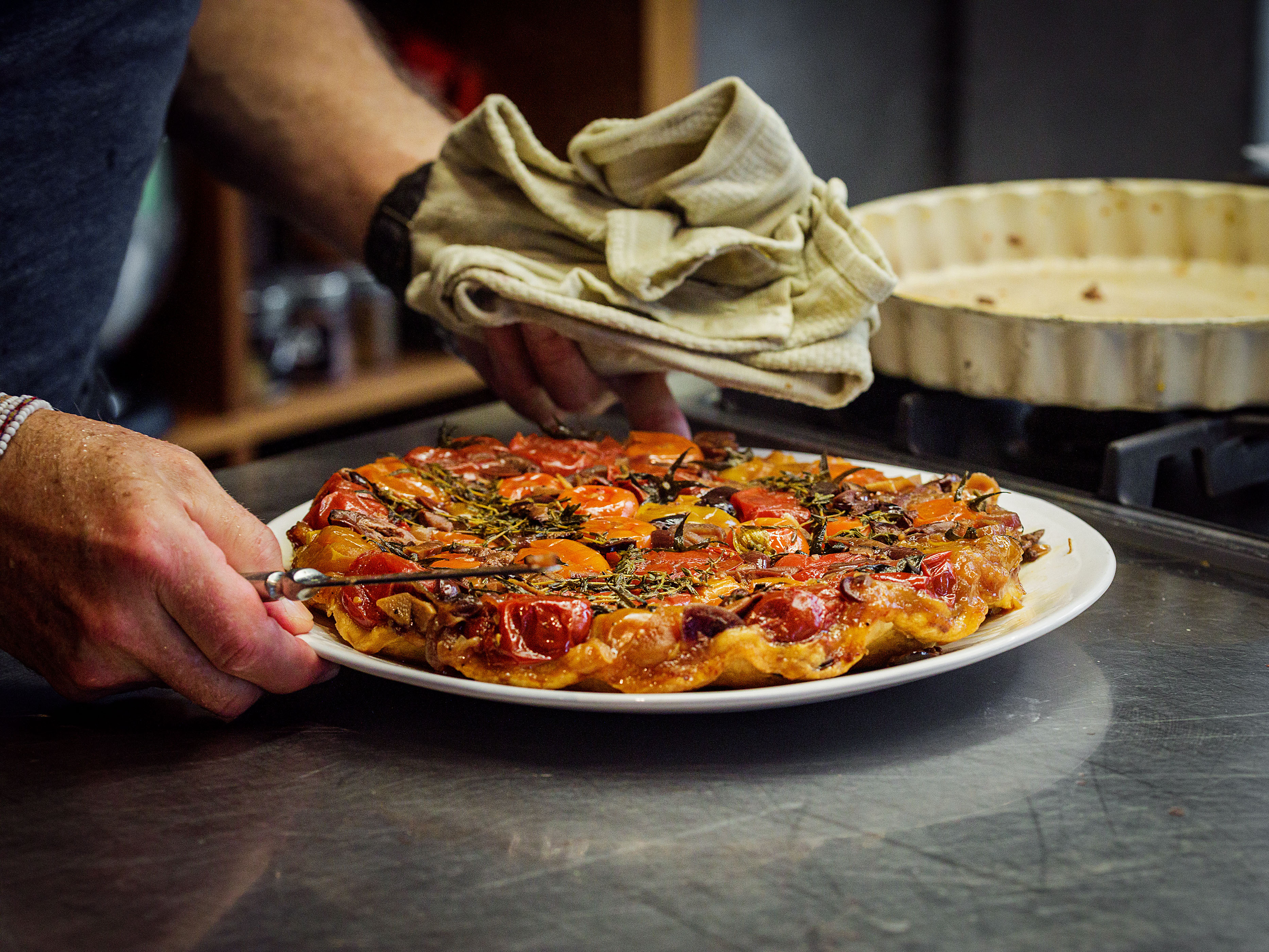 Schritt 4: Karamellisierte Tomaten-Tarte-Tatin backen und stürzen