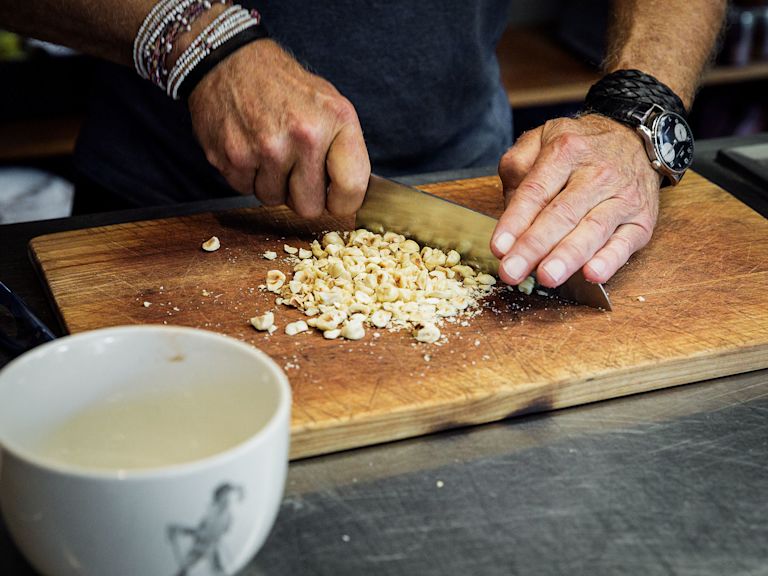Schritt 1: Kuchenform für Glutenfreien Schoko-Haselnuss-Buttermilch-Kuchen vorbereiten Schritt 1: Kuchenform für Glutenfreien Schoko-Haselnuss-Buttermilch-Kuchen vorbereiten