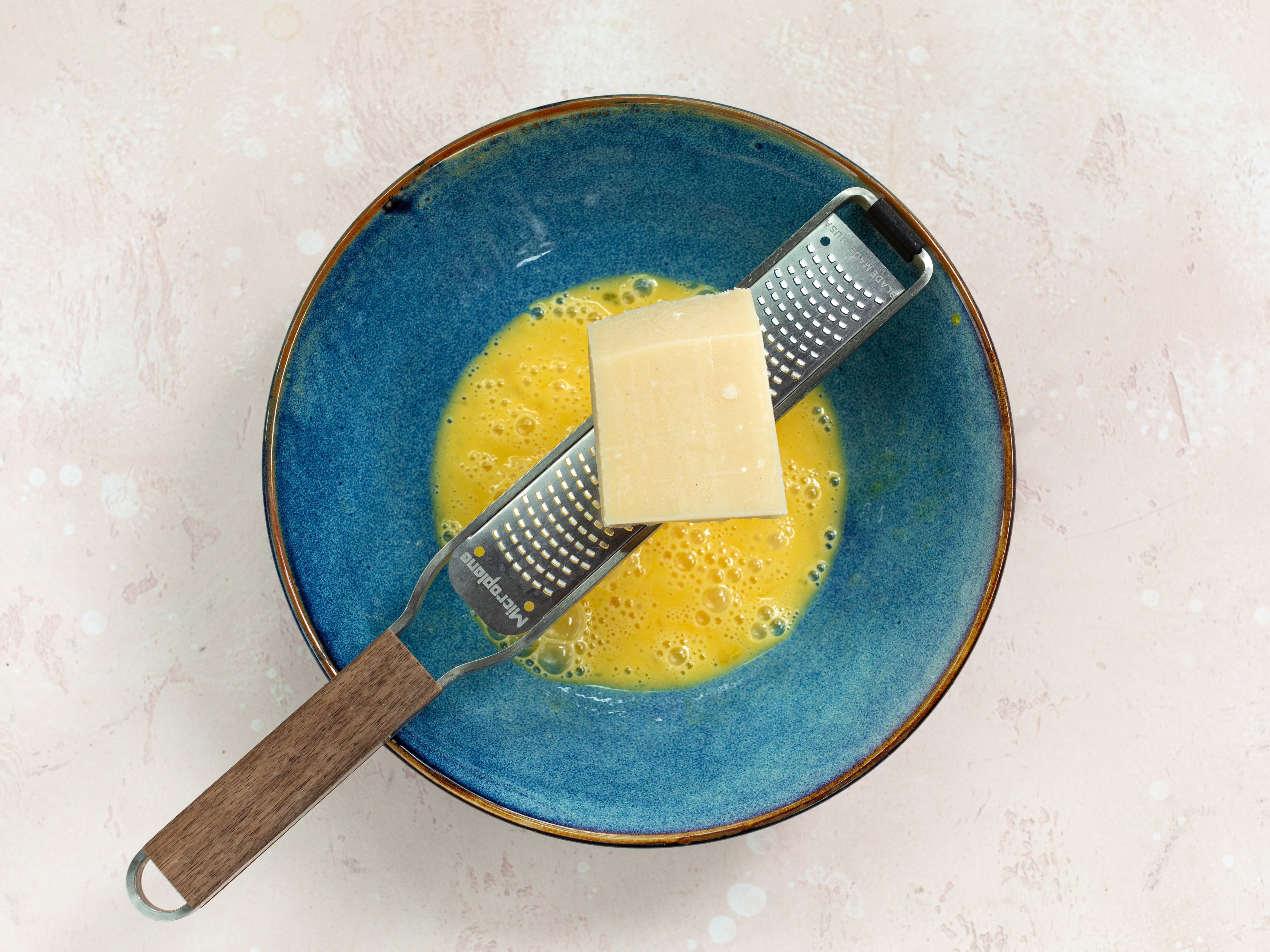 Schritt 2: Teig für Zucchini-Parmesan-Waffeln herstellen 