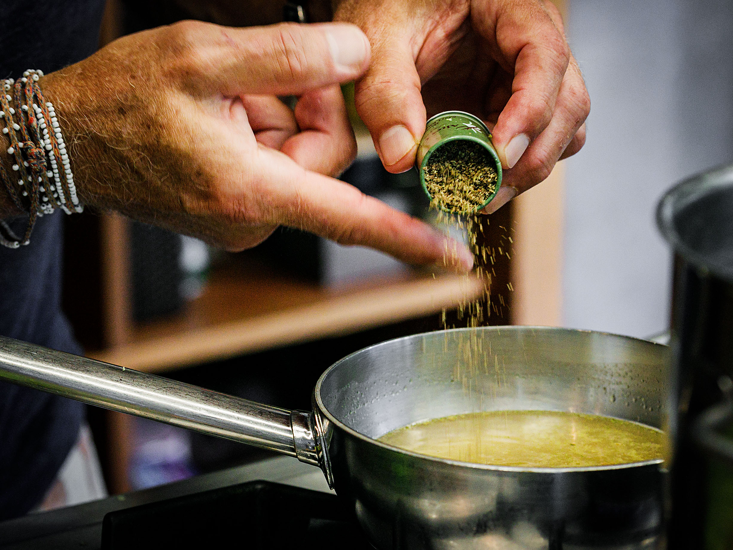 Schritt 2: Zitronensaft mit 450 ml Bouillon und einer kräftigen Prise Fenchelpollen um die Hälfte einkochen