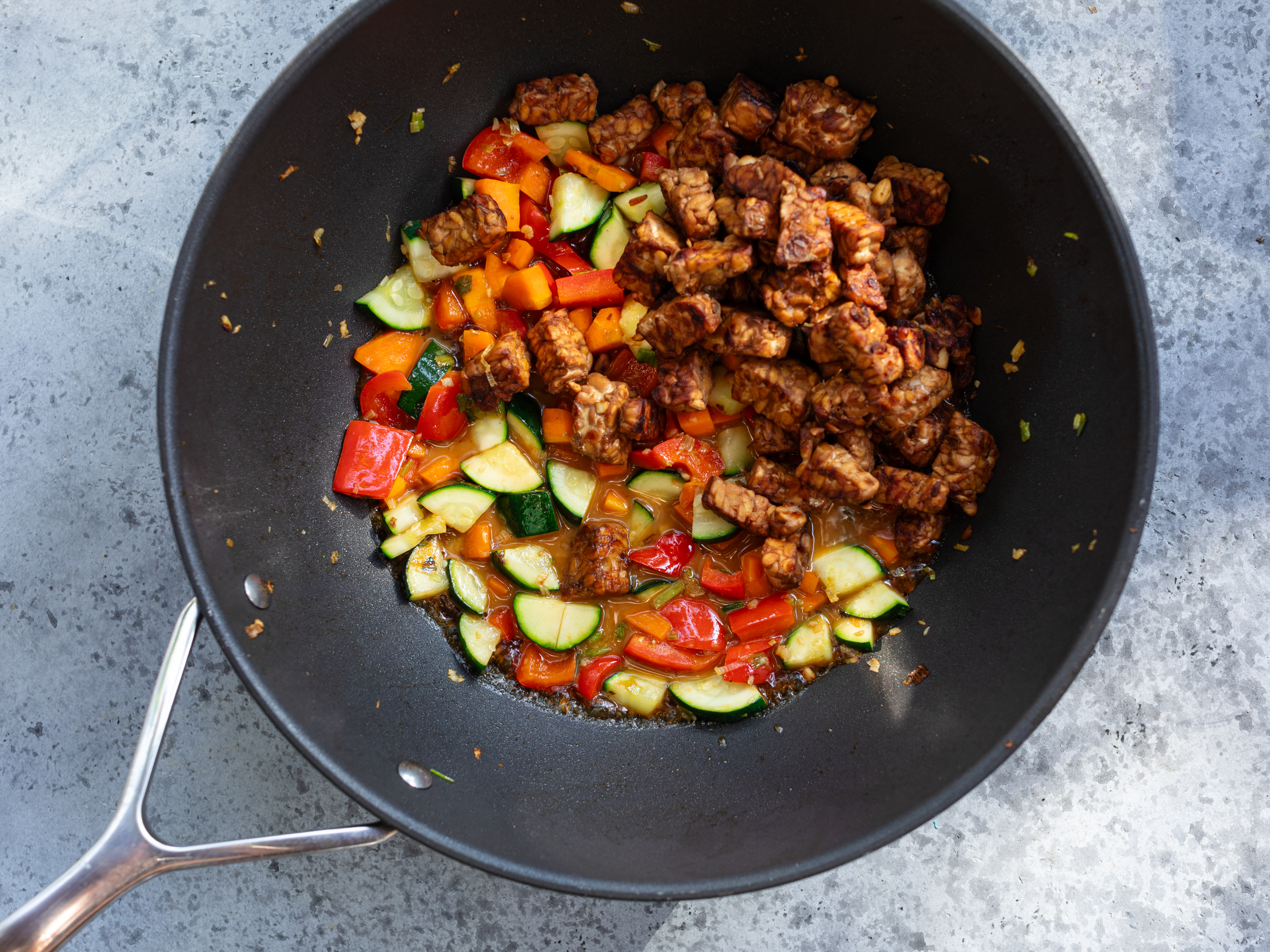Schritt 6:  Alles  für Tempeh-Cashew Stir Fry zusammenbringen