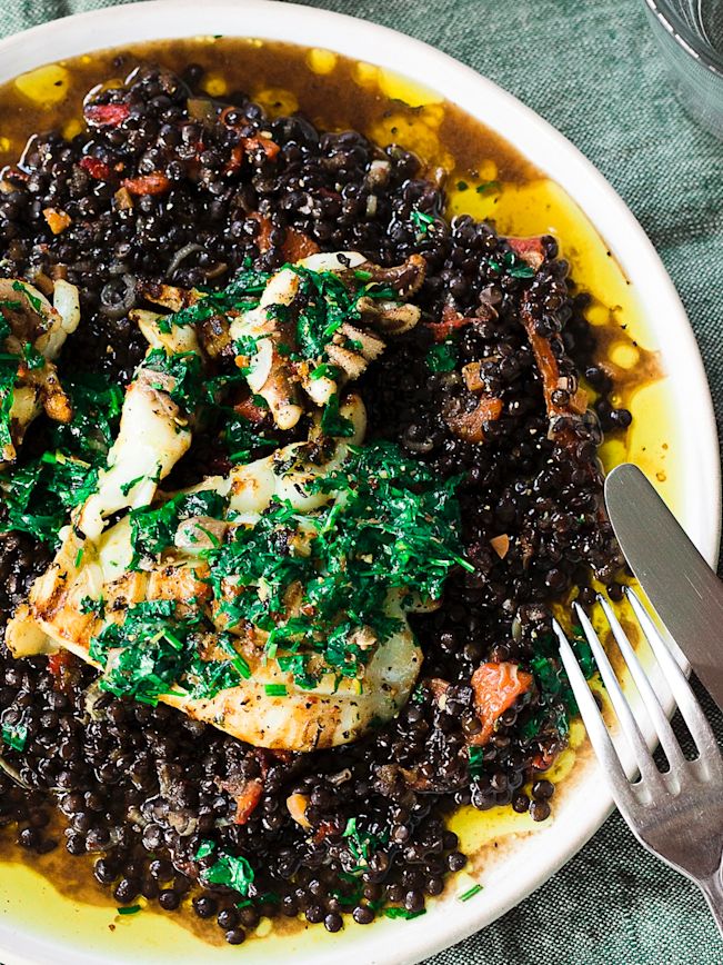 Grillierter Kalmar mit Linsen und Salsa verde Rezept Grillierter Kalmar mit Linsen und Salsa verde Rezept