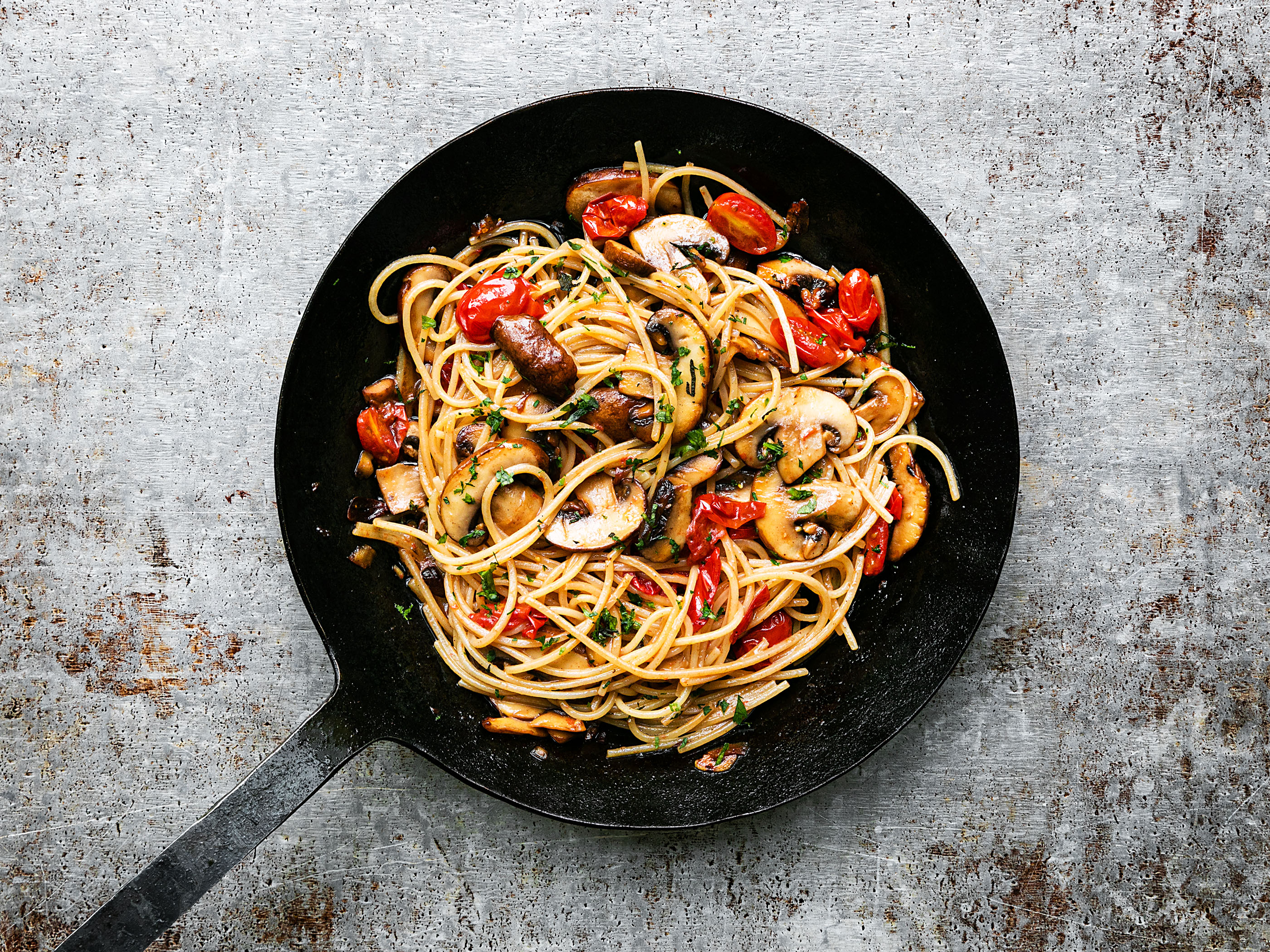 Schritt 3: Spaghetti mit gehackter Petersilie bestreuen und servieren