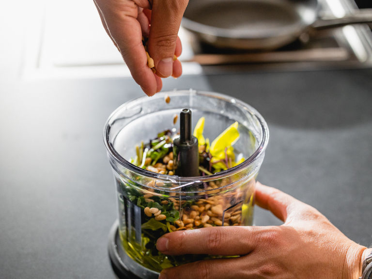 Schritt 1: Spinat (oder Rucola), Pinienkerne, Knoblauch, geriebenen Parmesan, Salz und Pfeffer in einen Mixer oder eine Küchenmaschine geben