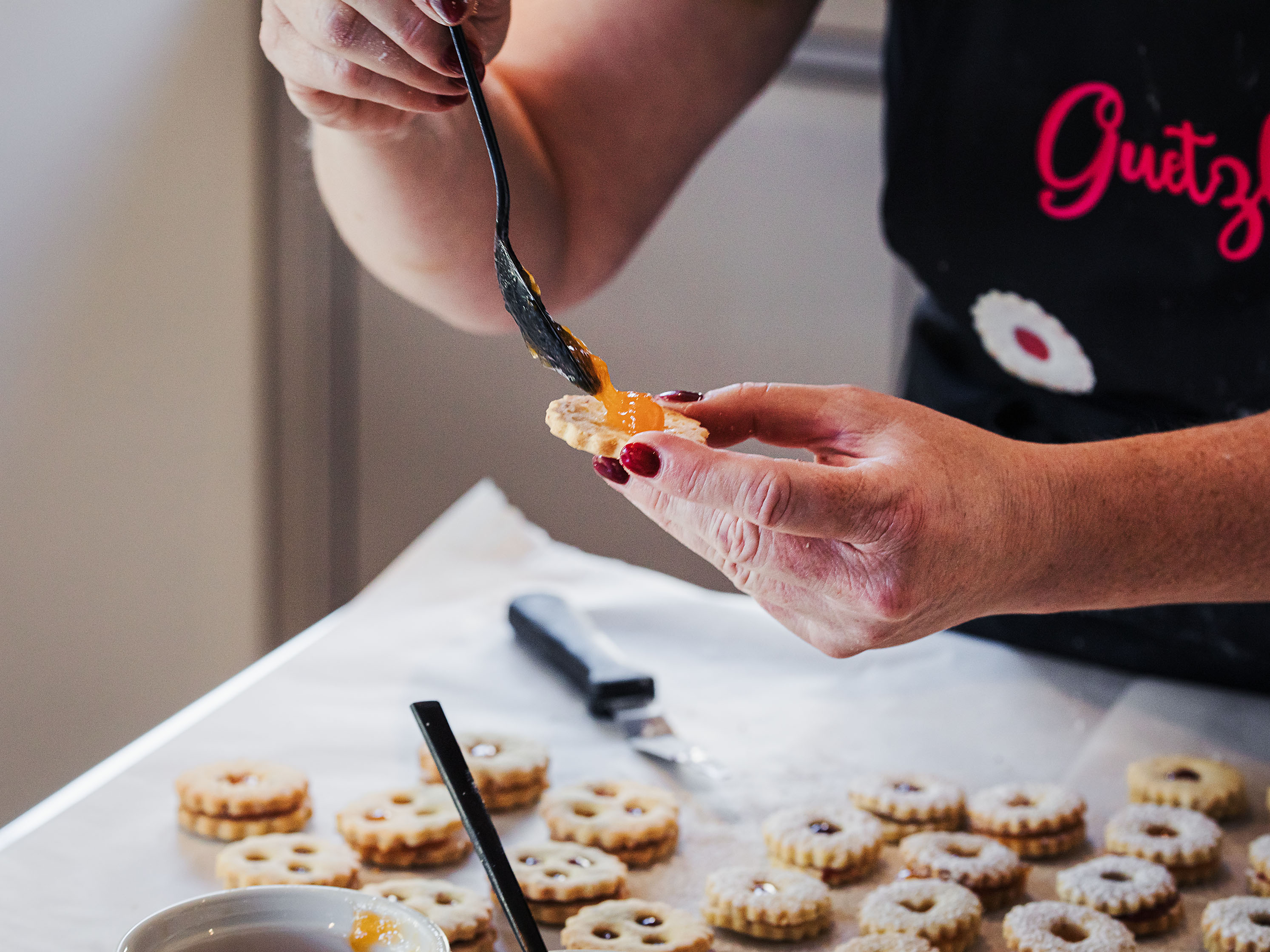 Schritt 2: Formen für Feine Spitzbuben ausstechen 