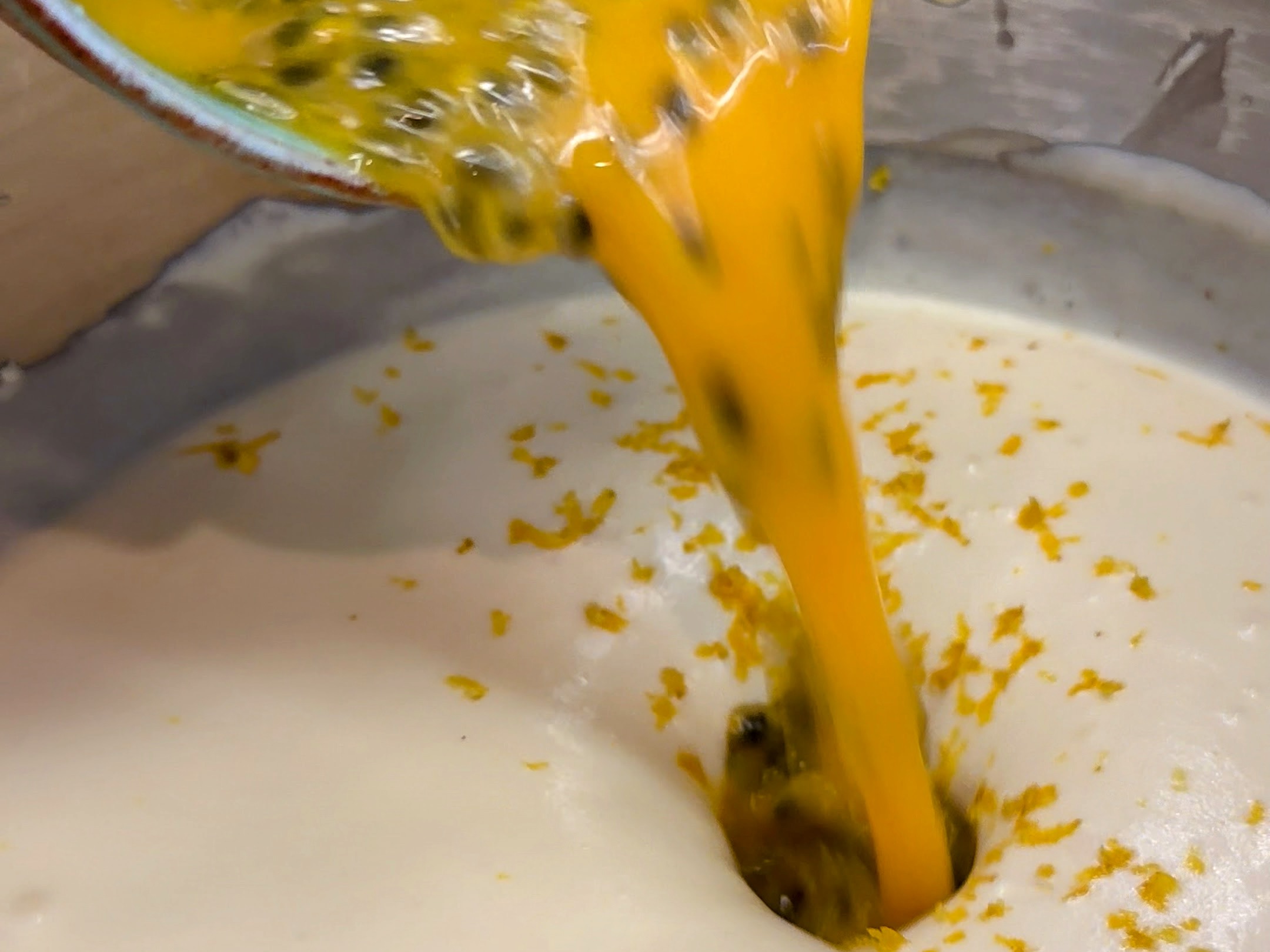 Schritt 2: Biscuitboden für Mascarpone-Meringue-Cheesecake mit Passionsfrucht backen