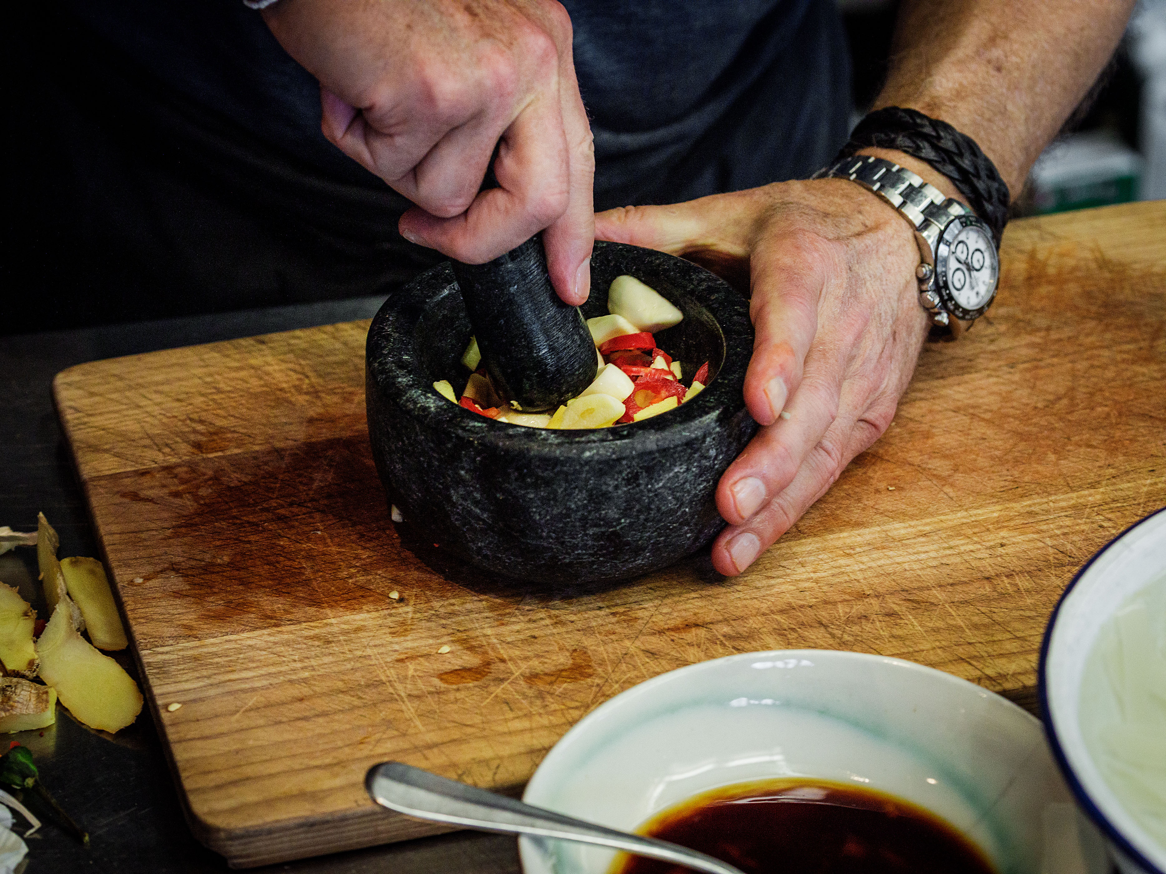 Schritt 3: Knoblauch und Chilis mit ihren Kernen grob hacken und im Mörser zu einer groben Paste zerstossen