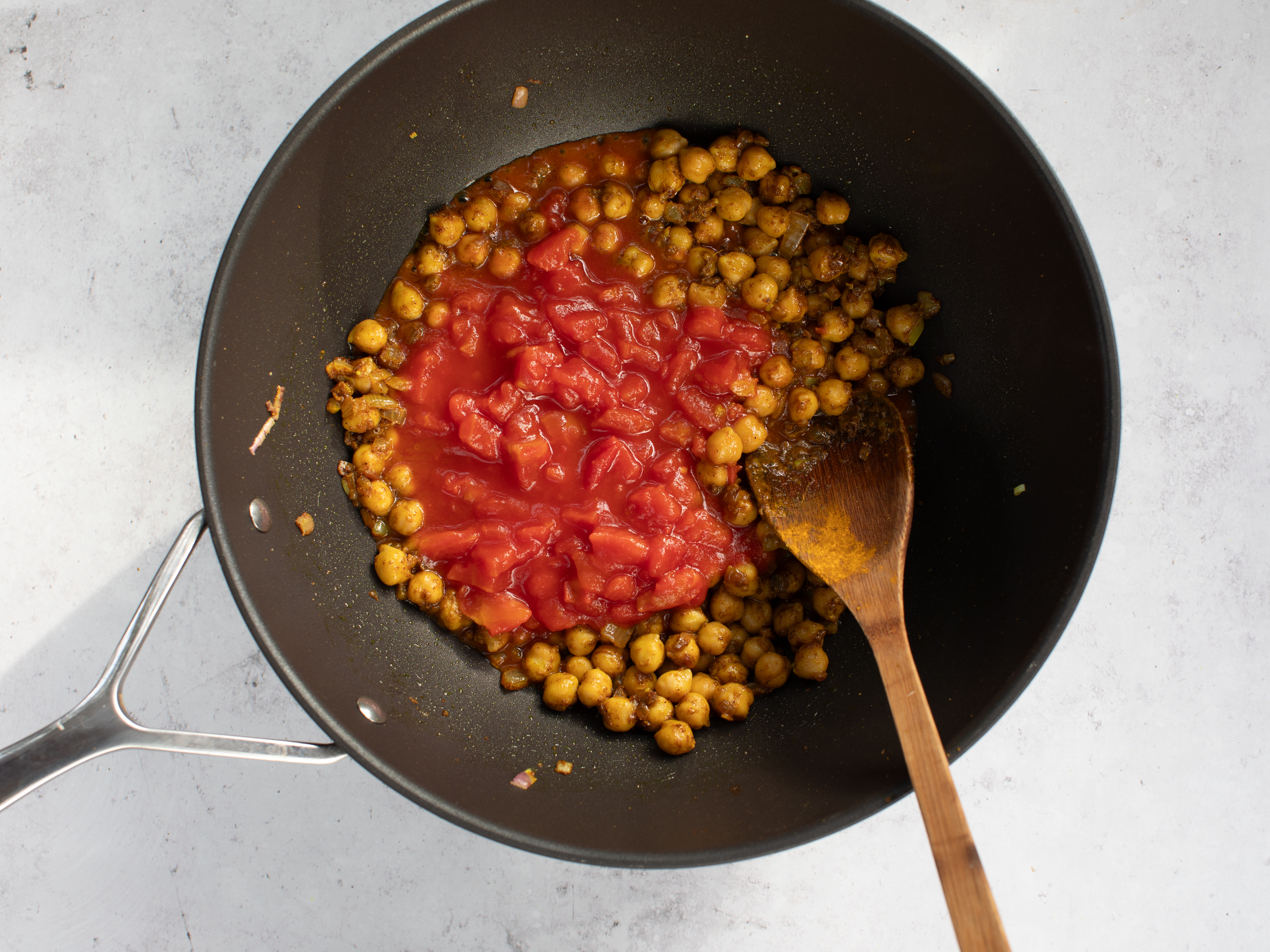 Schritt 2: Curry für Schnelles Kichererbsen-Curry zubereiten 