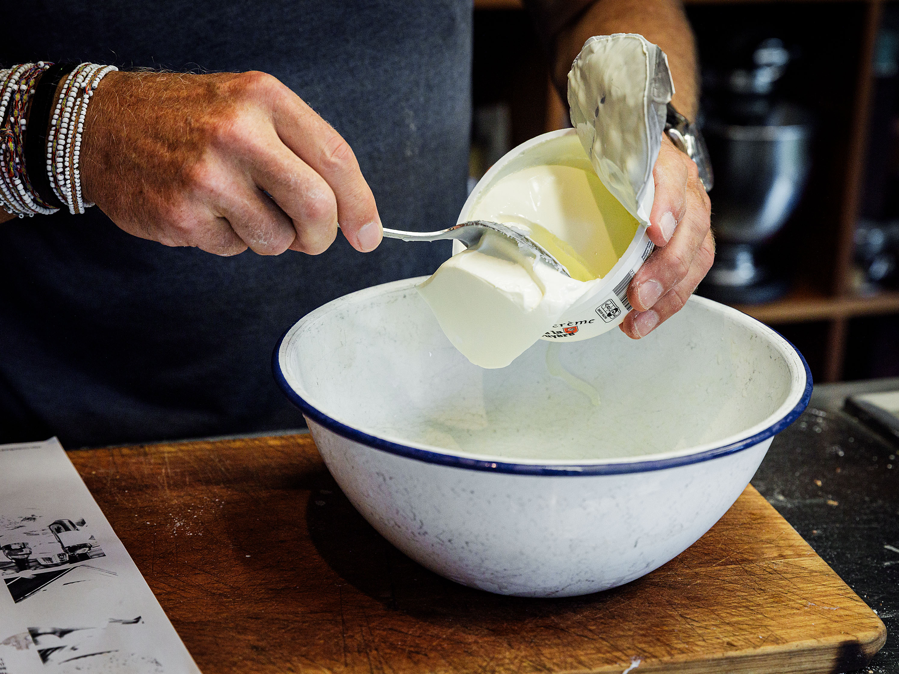 Schritt 4: In einer Schüssel das Ei mit dem Doppelrahm gut verschlagen