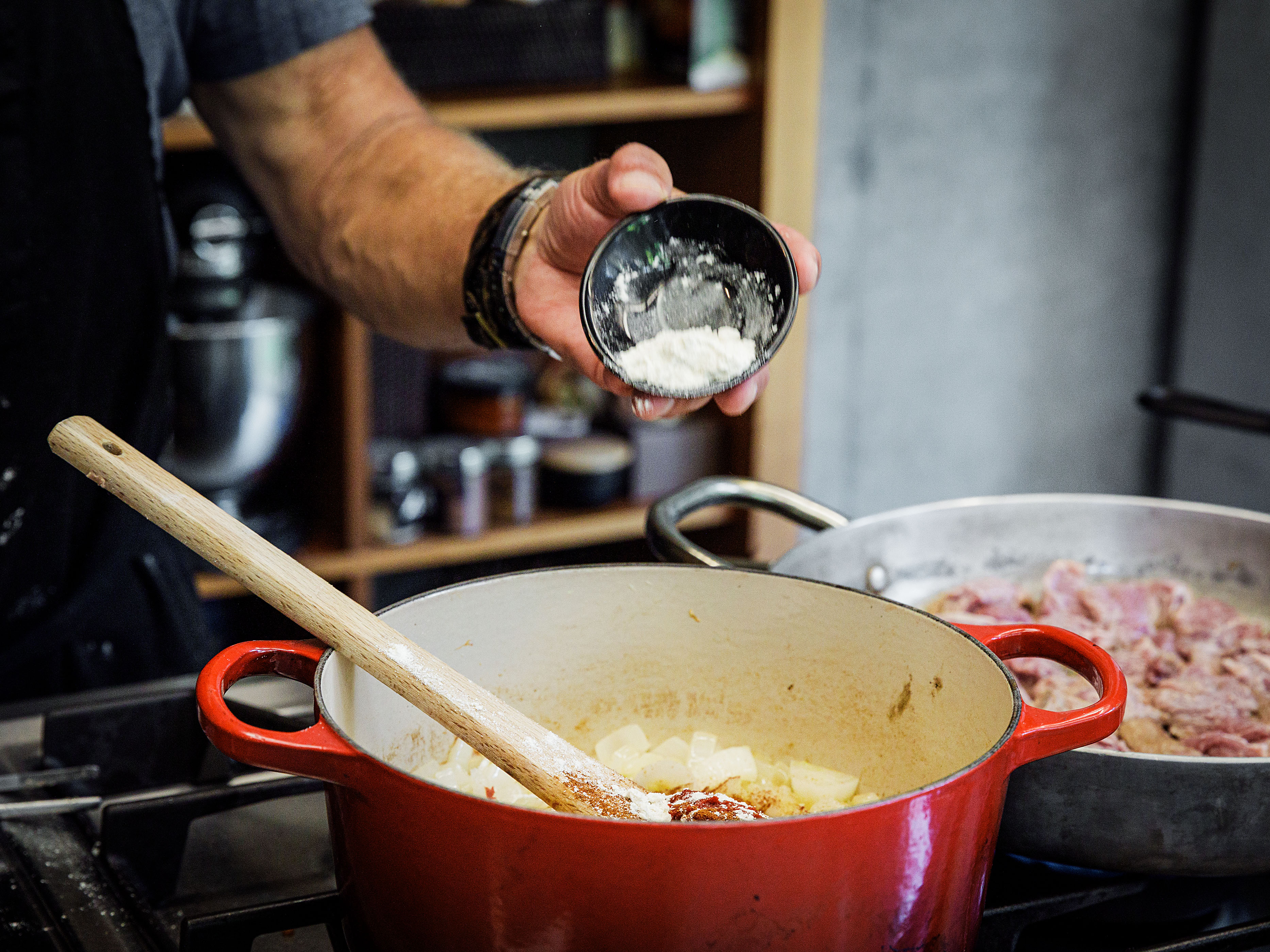 Schritt 1: Zwiebeln für Kalbsrahmgulasch nach Andreas Caminada zubereiten 