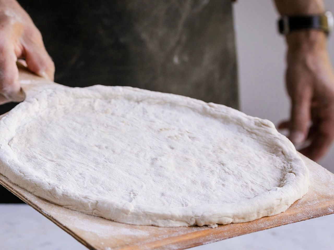 Schritt 1: Backofen und Belag für Pizza quattro formaggi mit Baumnüssen vorbereiten