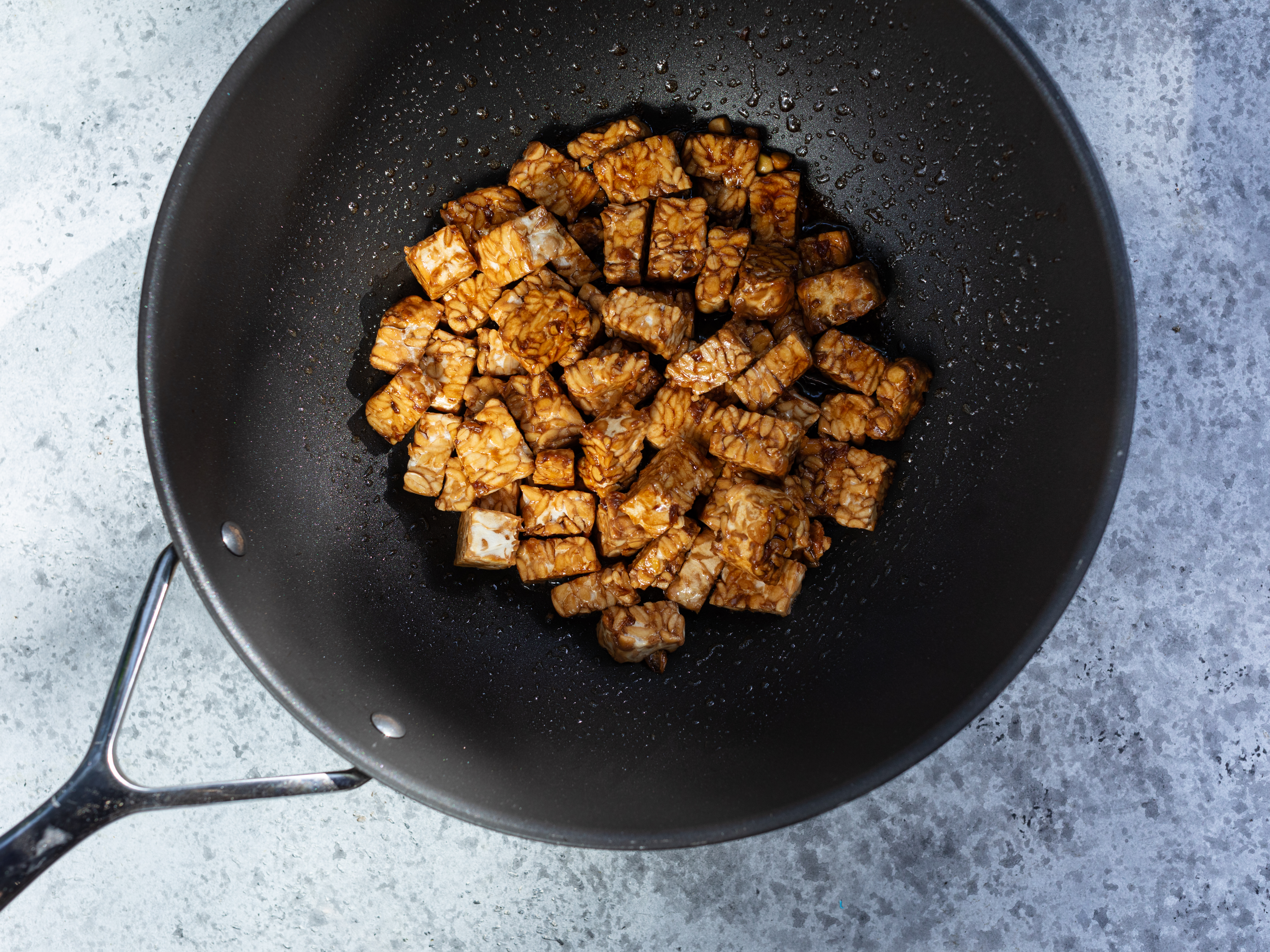Schritt 3: Tempeh für Tempeh-Cashew Stir Fry anbraten 