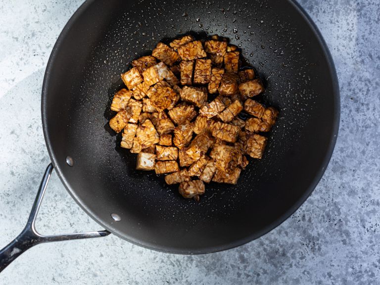 Schritt 3: Tempeh für Tempeh-Cashew Stir Fry anbraten  Schritt 3: Tempeh für Tempeh-Cashew Stir Fry anbraten
