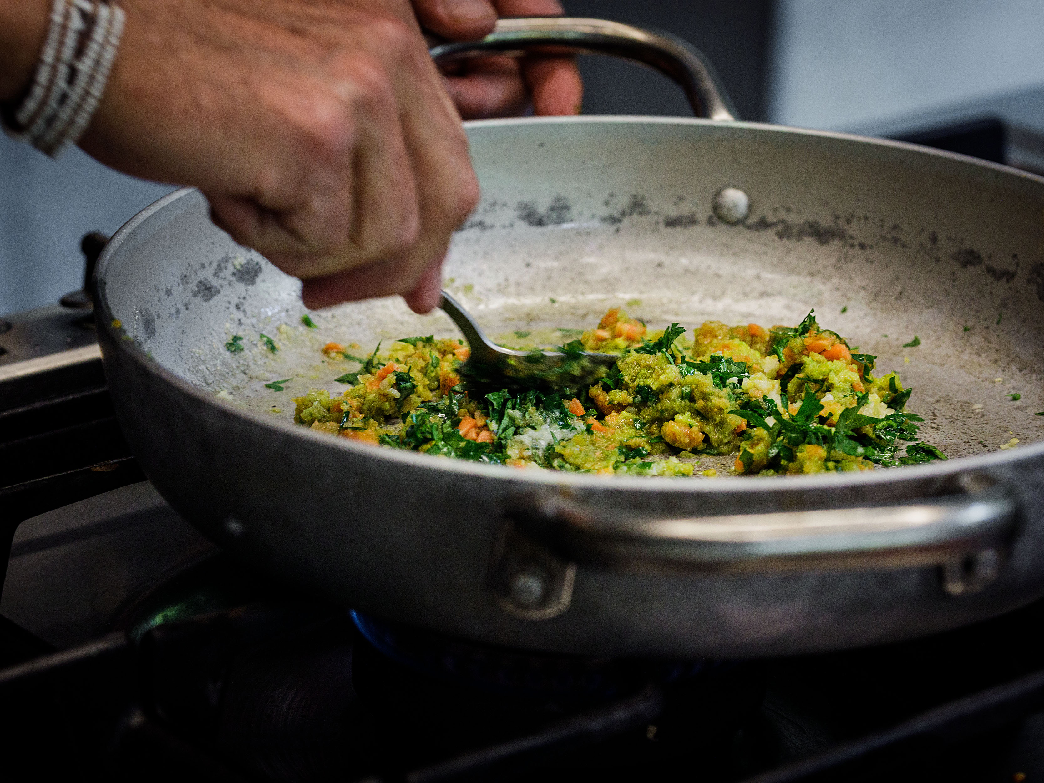Schritt 2: Das fein gewürfelte Gemüse für den Mirepoix zusammen mit dem Knoblauch und der Petersilie in der Butter bei mittlerer Hitze glasig dünsten