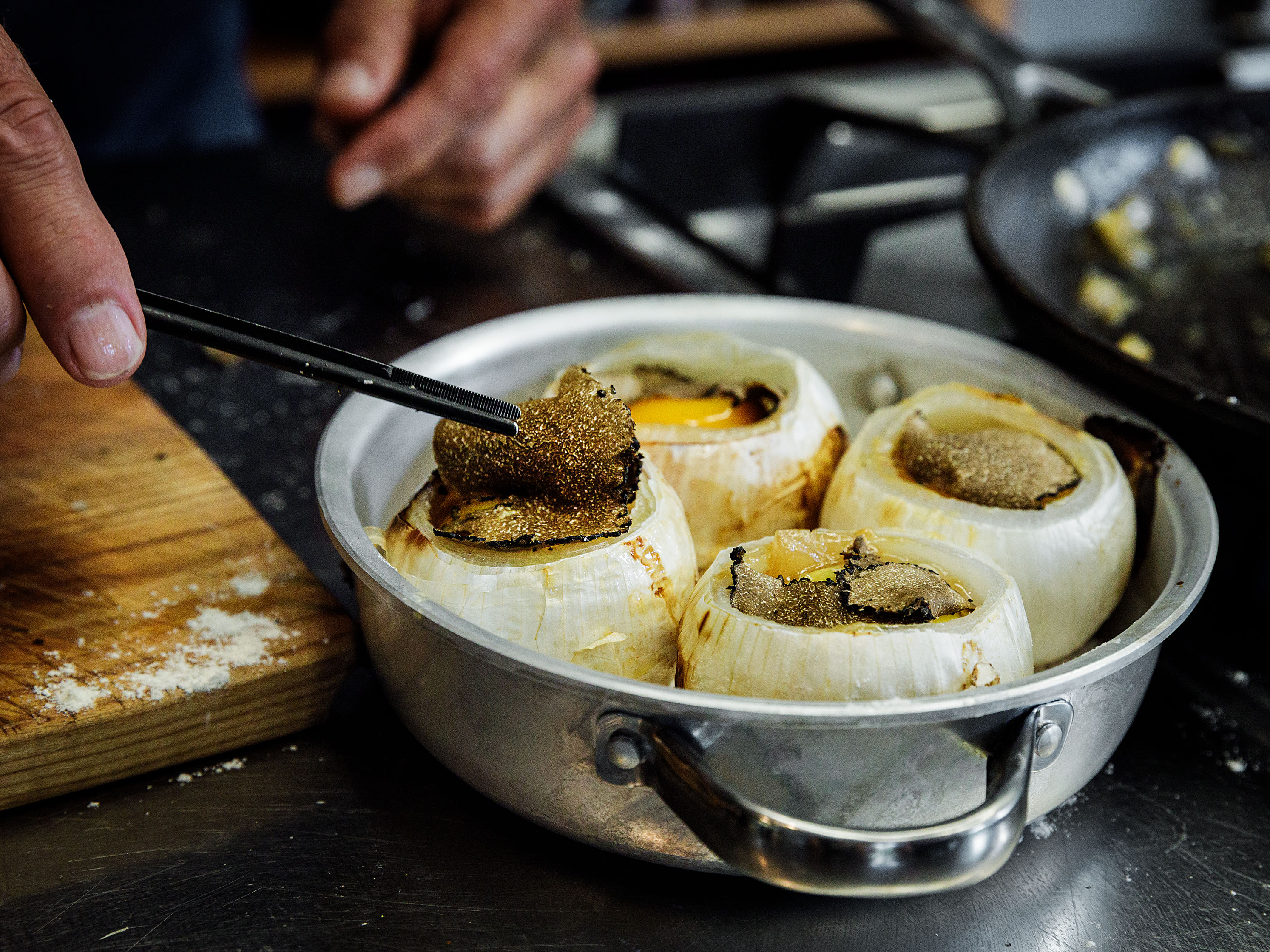 Schritt 5: Trüffelscheiben oder alternativ Champignons darüber legen