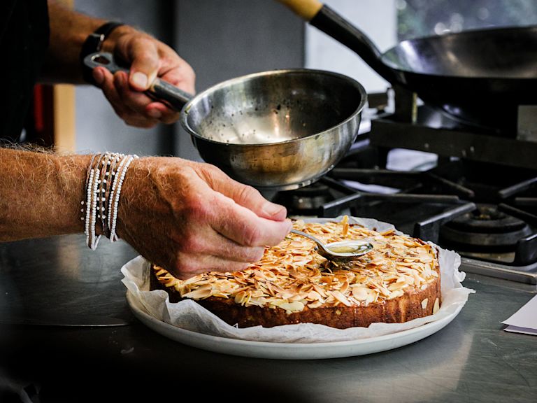 Schritt 3: Die Hälfte des Rosmarinsirups sofort über den frisch gebackenen Kuchen giessen Schritt 3: Die Hälfte des Rosmarinsirups sofort über den frisch gebackenen Kuchen giessen