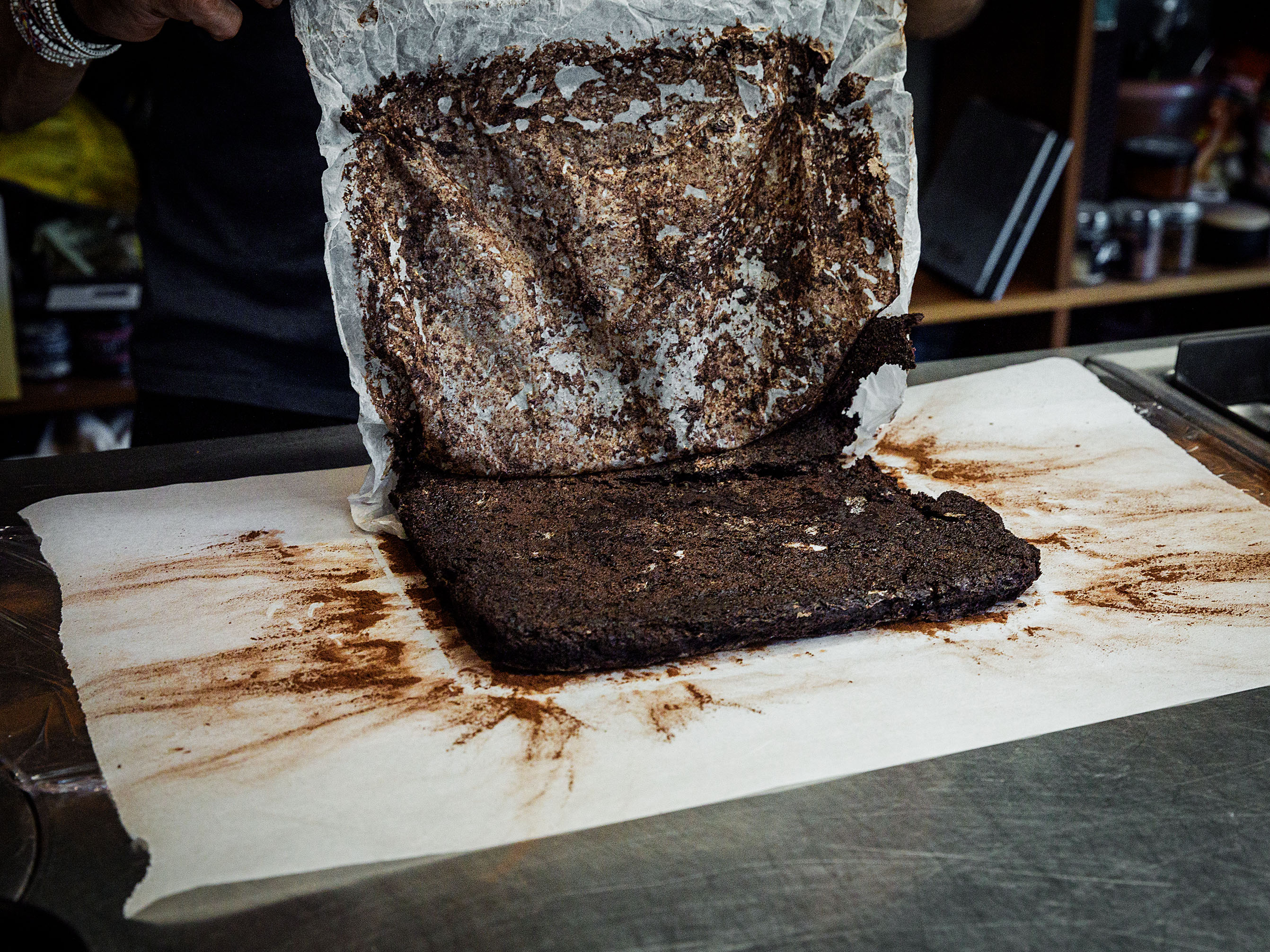 Schritt 3: Schokoladenmeringue für Glutenfreie Heidelbeer-Schokoladenmeringue-Roulade zubereiten 