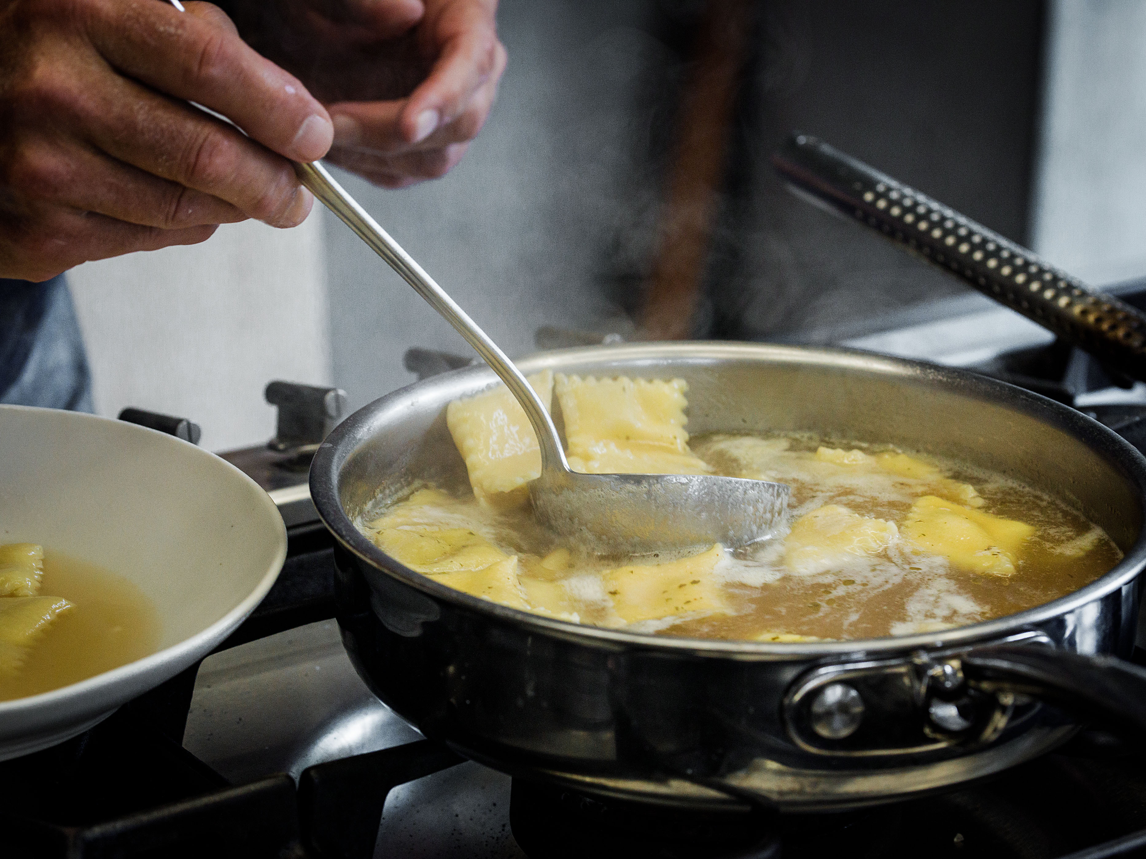 Schritt 3: Ravioli ziehen lassen und anrichten