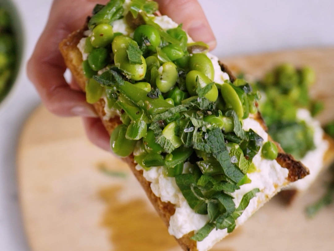 Schritt 2: Erbsen-Ricotta Bruschette mit Minze zubereiten 