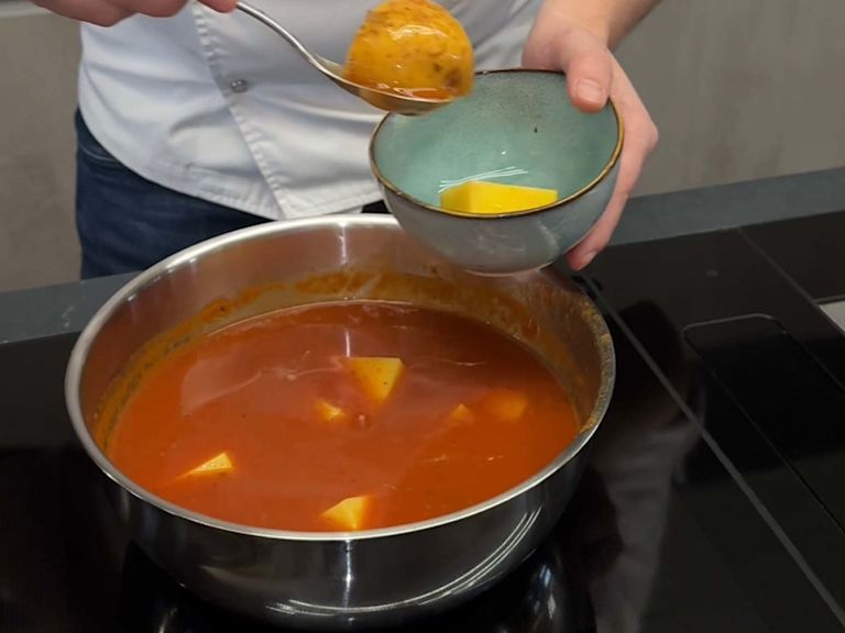 Step 4. Kartoffeln oder Karotten mitkochen und wieder rausnehmen Step 4. Kartoffeln oder Karotten mitkochen und wieder rausnehmen