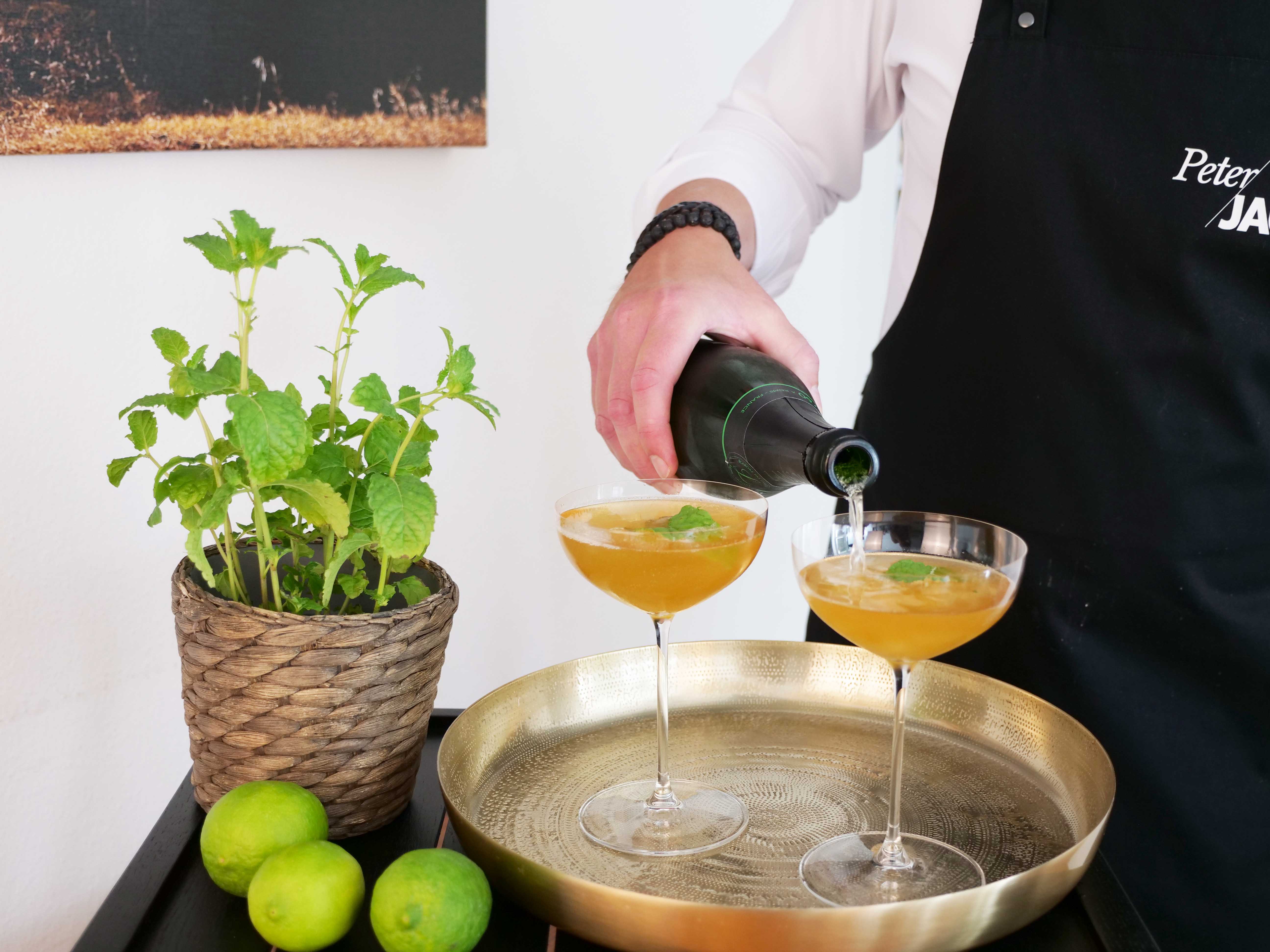 5. Mit Champagner auffüllen und garnieren