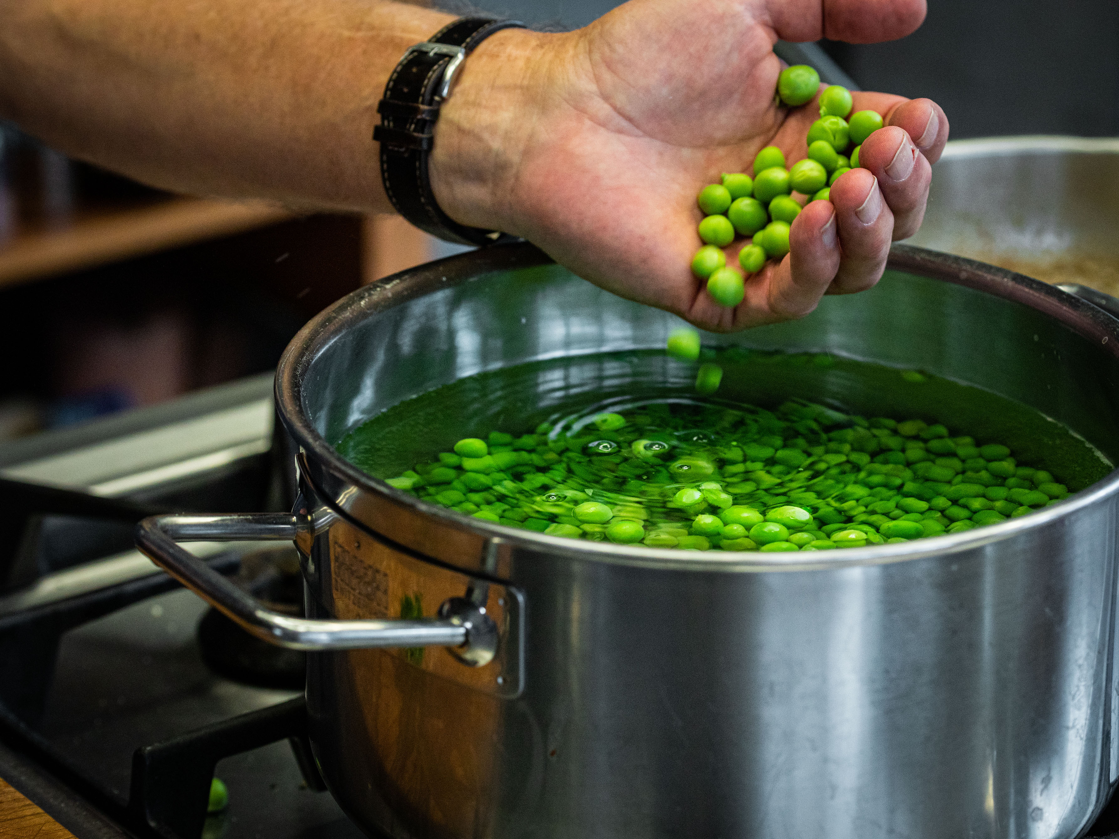 Schritt 2: Suppe Erbsen-Spargel-Bisque mit Lavendel-Crème-fraîche und Spargelöl pürieren 