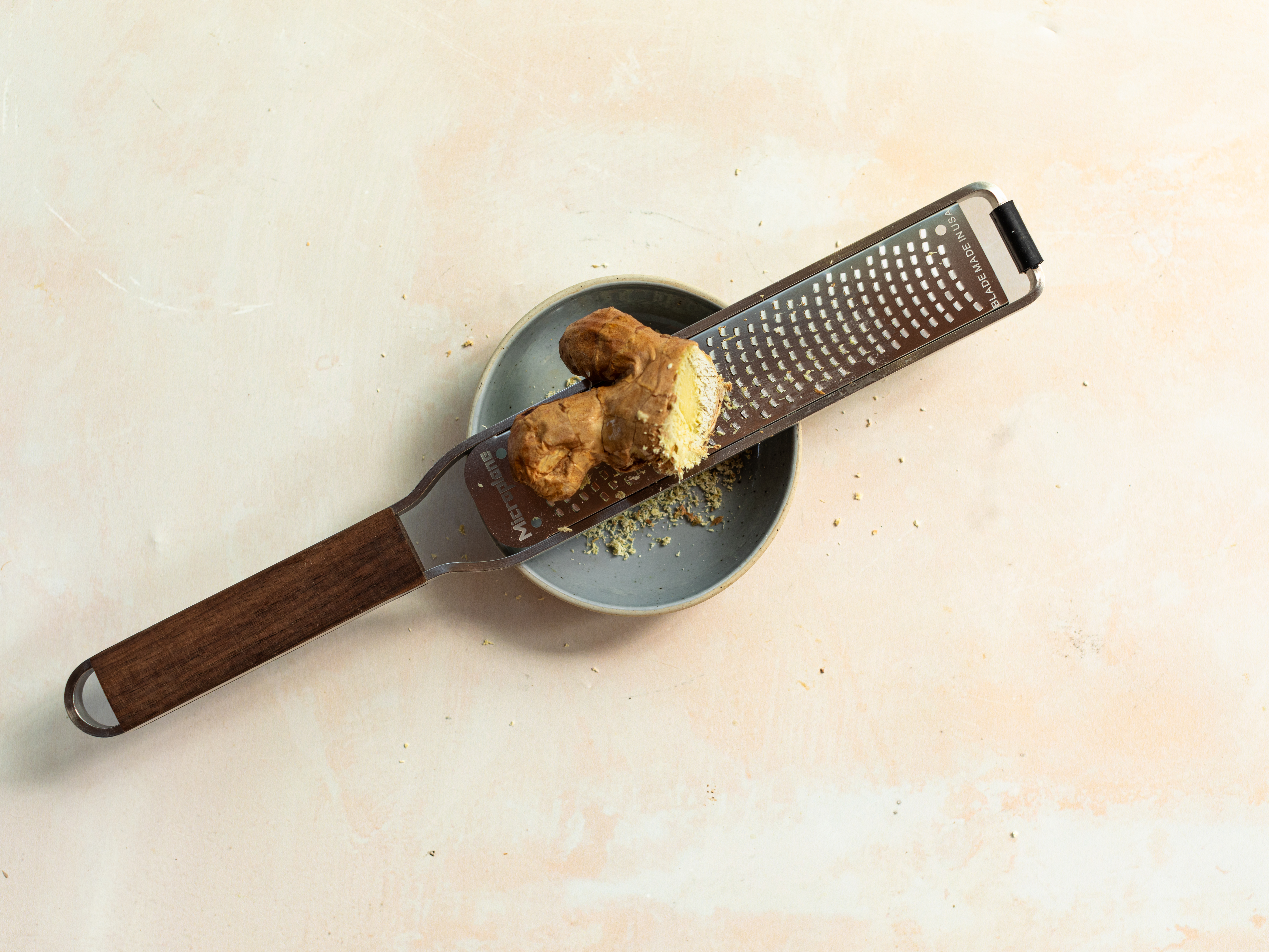 Schritt 2: Den Ingwer mit einer Microreibe fein reiben