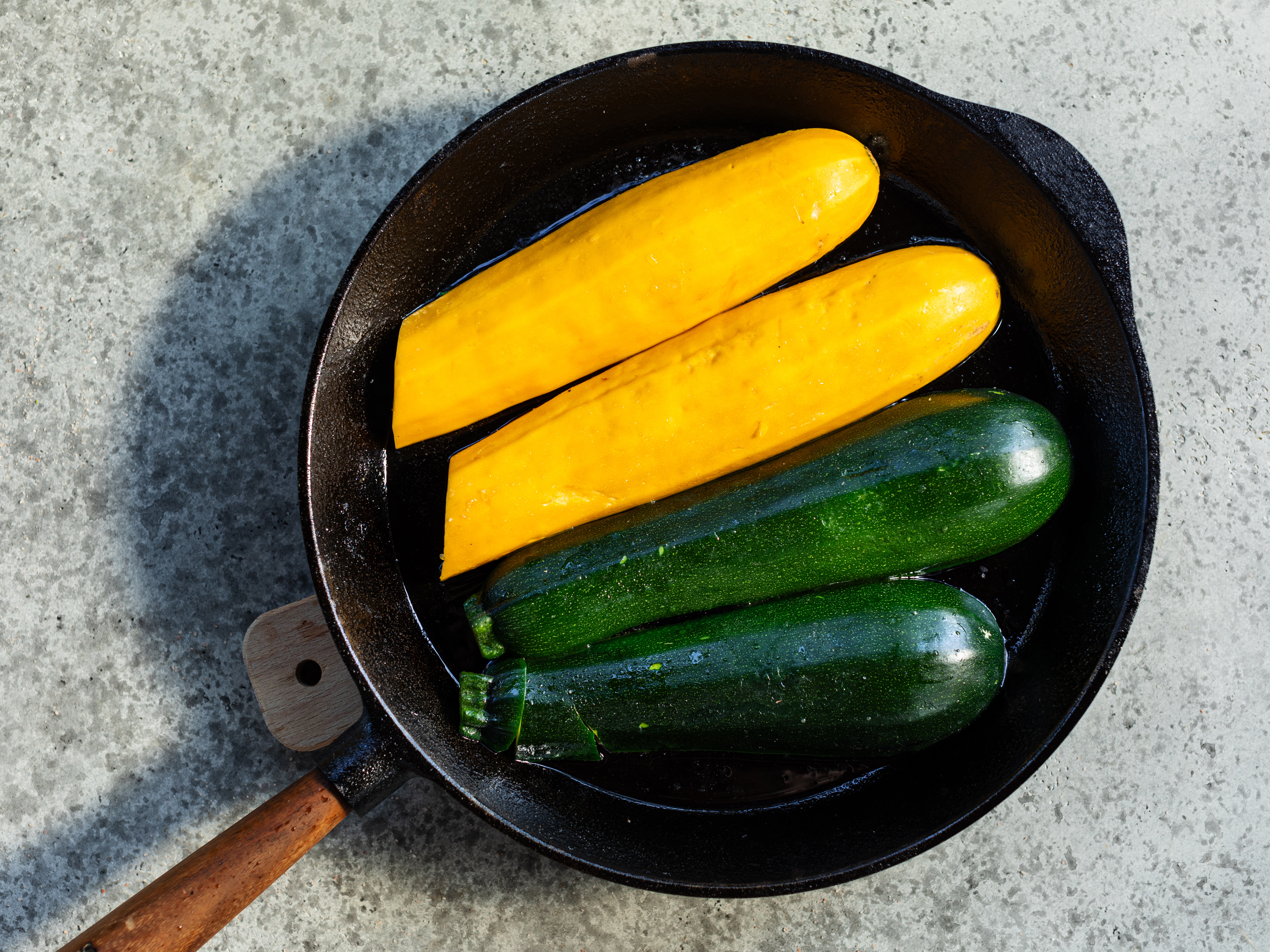 Schritt 2: Die Zucchetti mit der Fleischseite nach unten in das Öl geben und die Hitze so einstellen, dass die Zucchetti anbraten und karamellisieren, ohne zu verbrennen