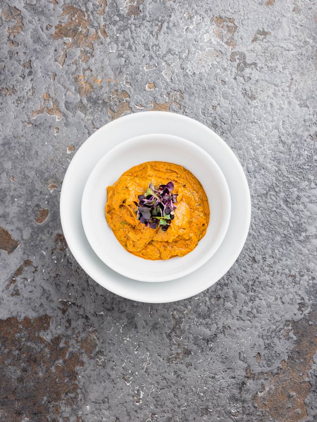 Gerösteter Knoblauch-Hummus mit frischen Kräutern Rezept Gerösteter Knoblauch-Hummus mit frischen Kräutern Rezept