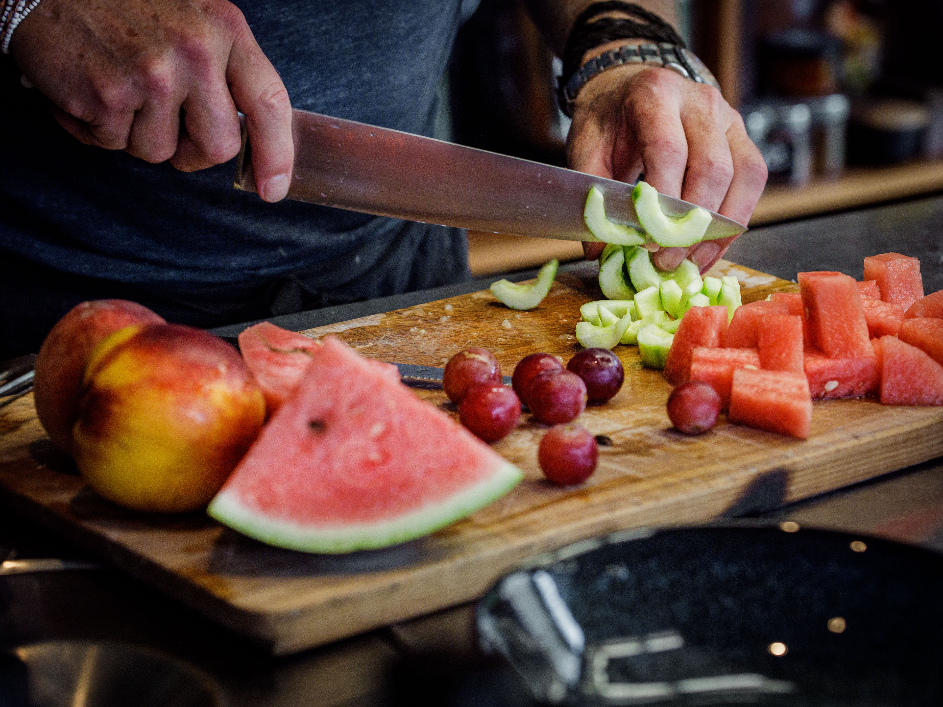 Schritt 1: Die entkernte Gurke quer in Scheiben scheiden.