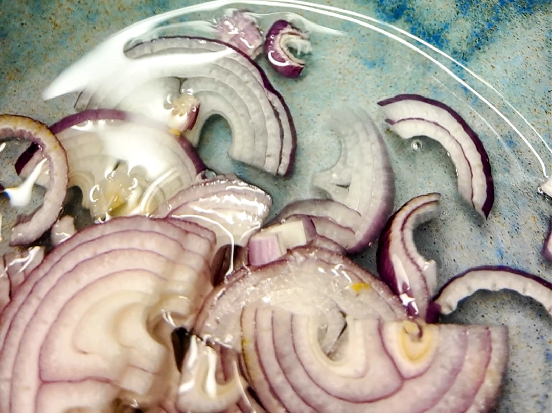 Schritt 1: Schalotte marinieren und Tofu für Tomaten-Gurken Salat mit Sesam-Seiden Tofu Dressing zubereiten 