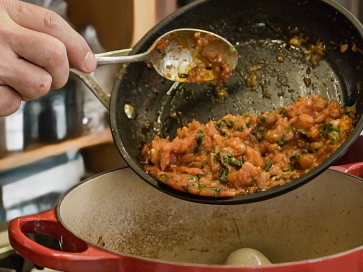 Schritt 3: Zubereitung der Tomatensauce und Fertigstellung des Poulets à l’Estragon 