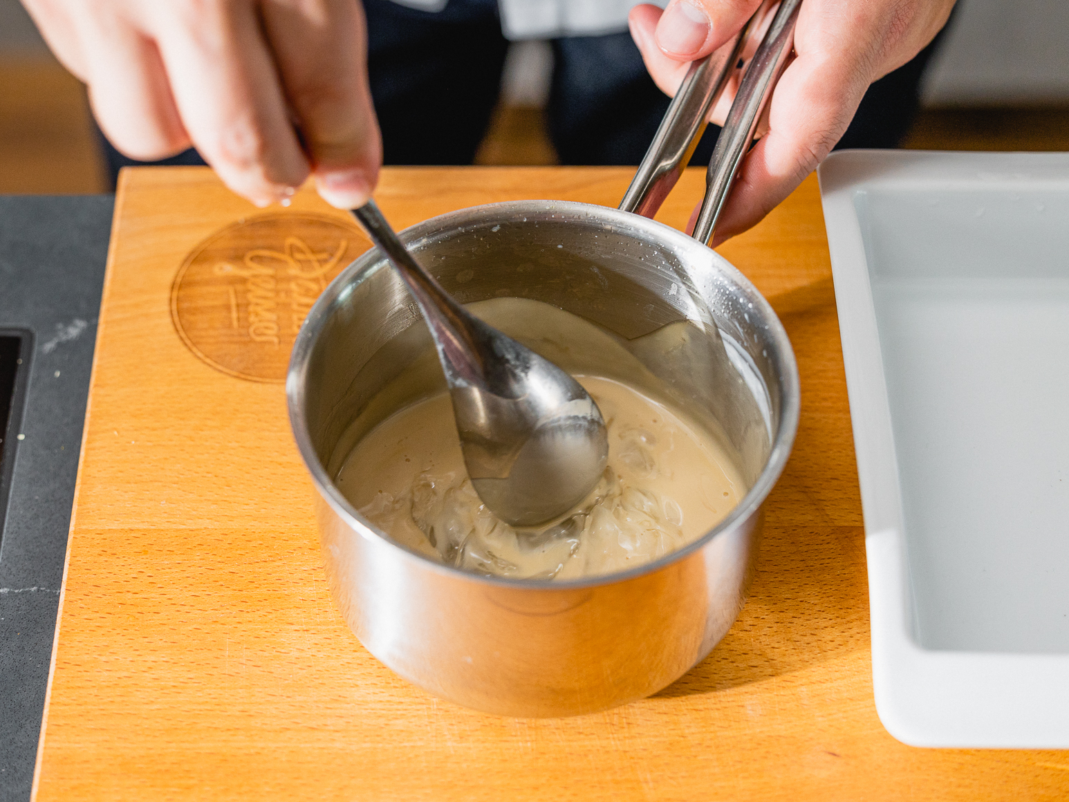 Schritt 1: ¼ des Baileys leicht erwärmen, ausgepresste Gelatine darin auflösen und der Mascarponemasse beigeben. 