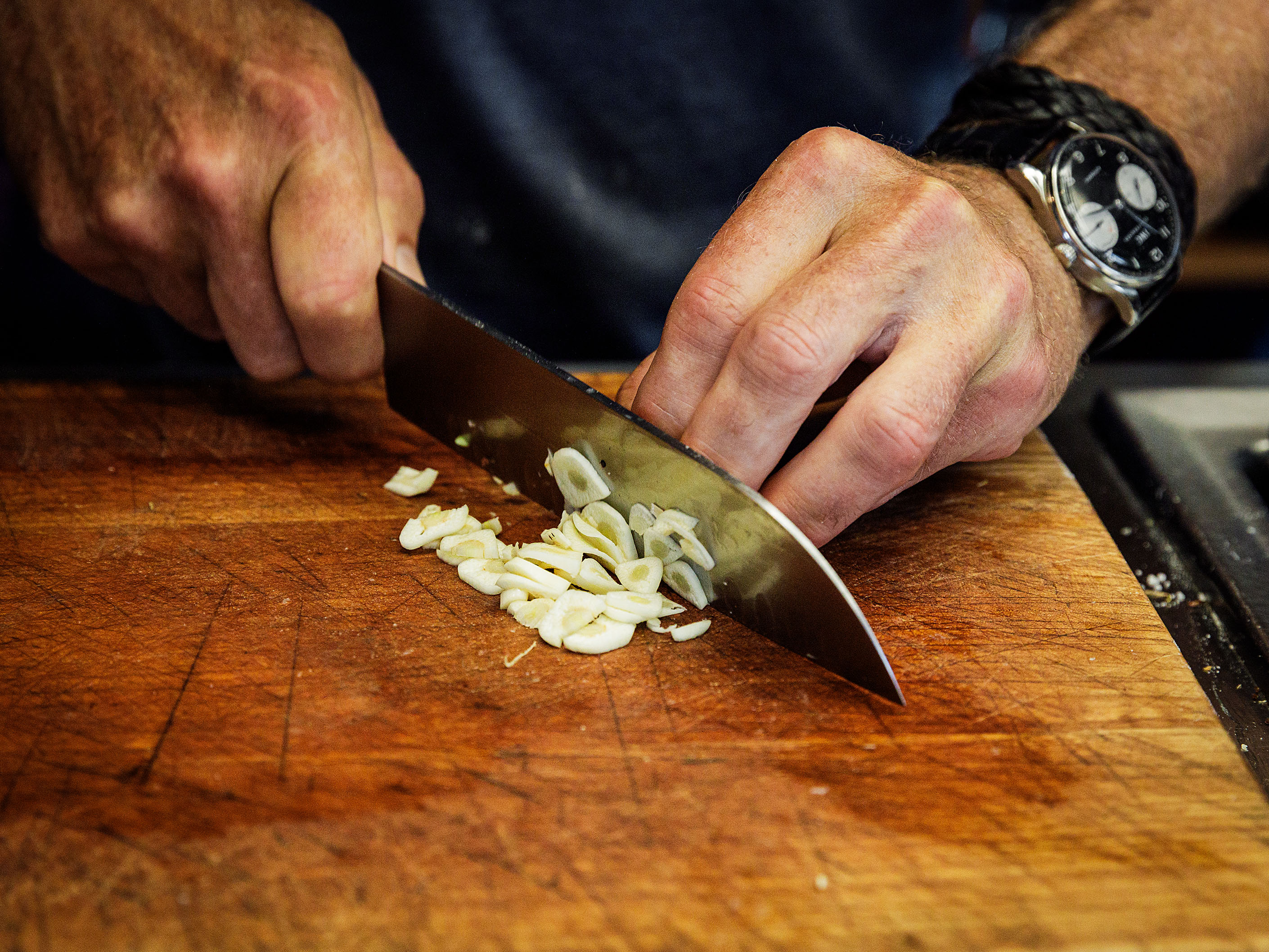 Schritt 1: Zwiebeln für Französische Zwiebelsuppe karamellisieren