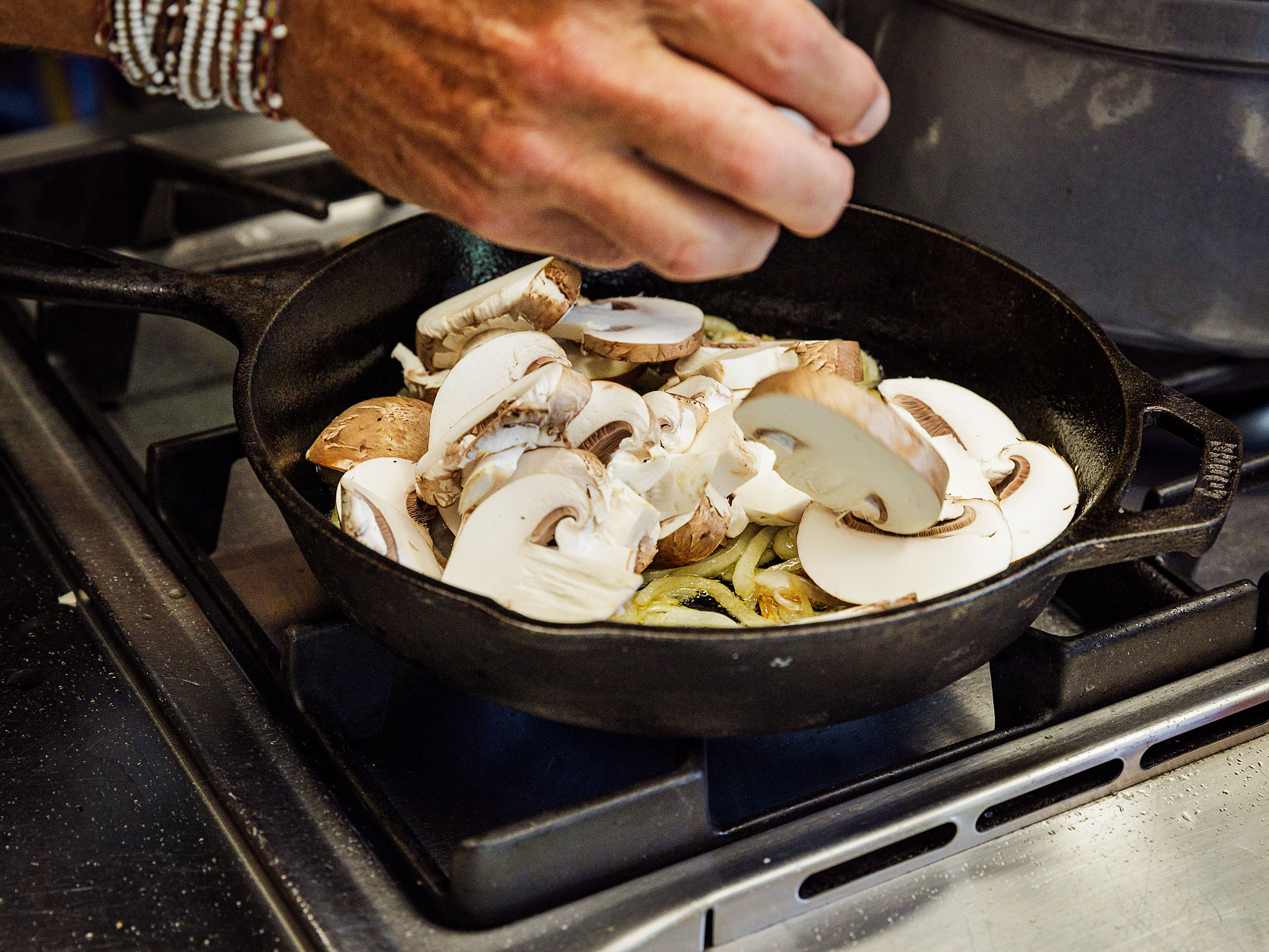 Schritt 1:  Champignons für Kürbis-Kartoffel-Tian zubereiten 