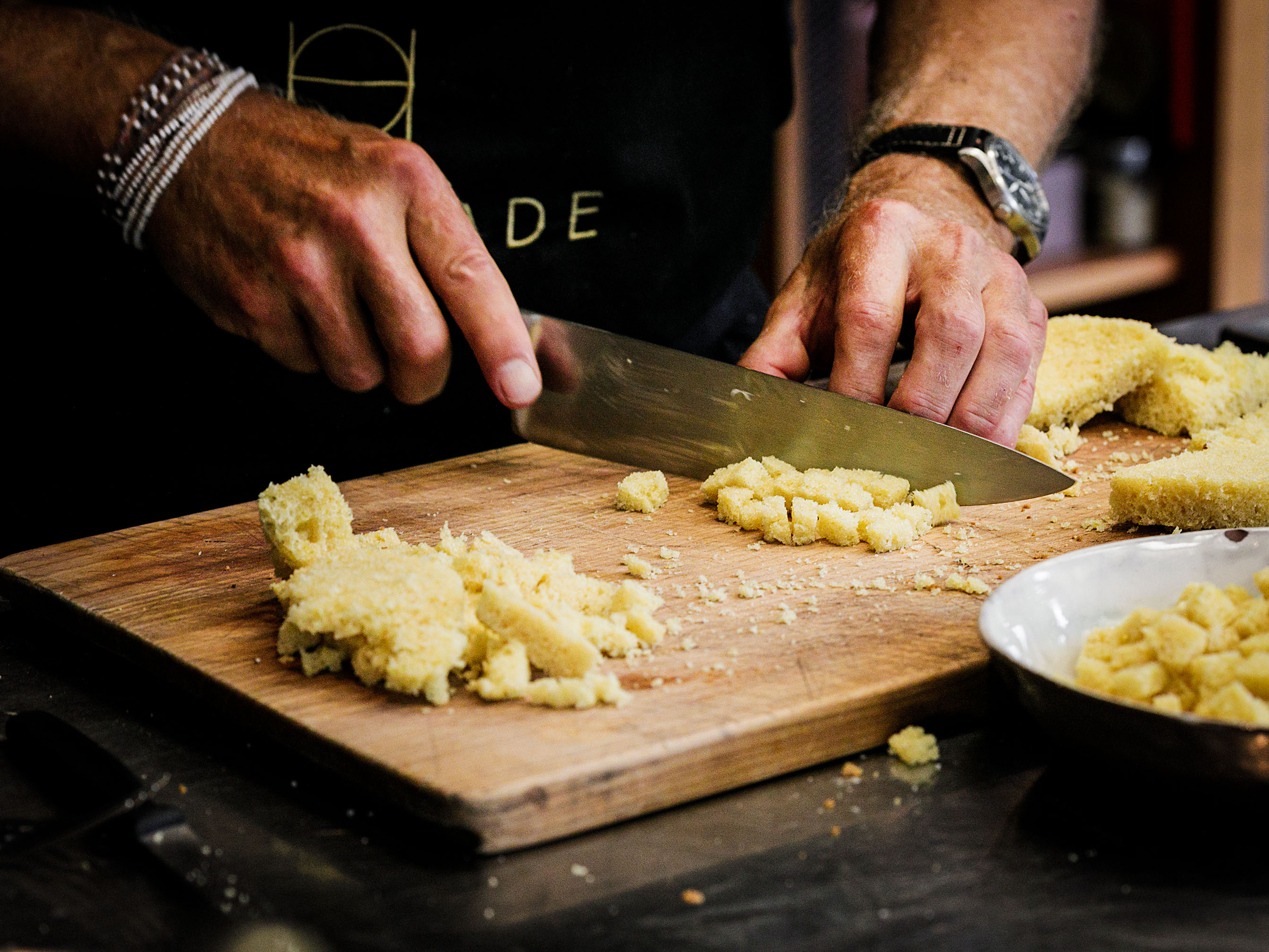 Schritt 5: Das herausgeschnittene Biskuit klein würfeln