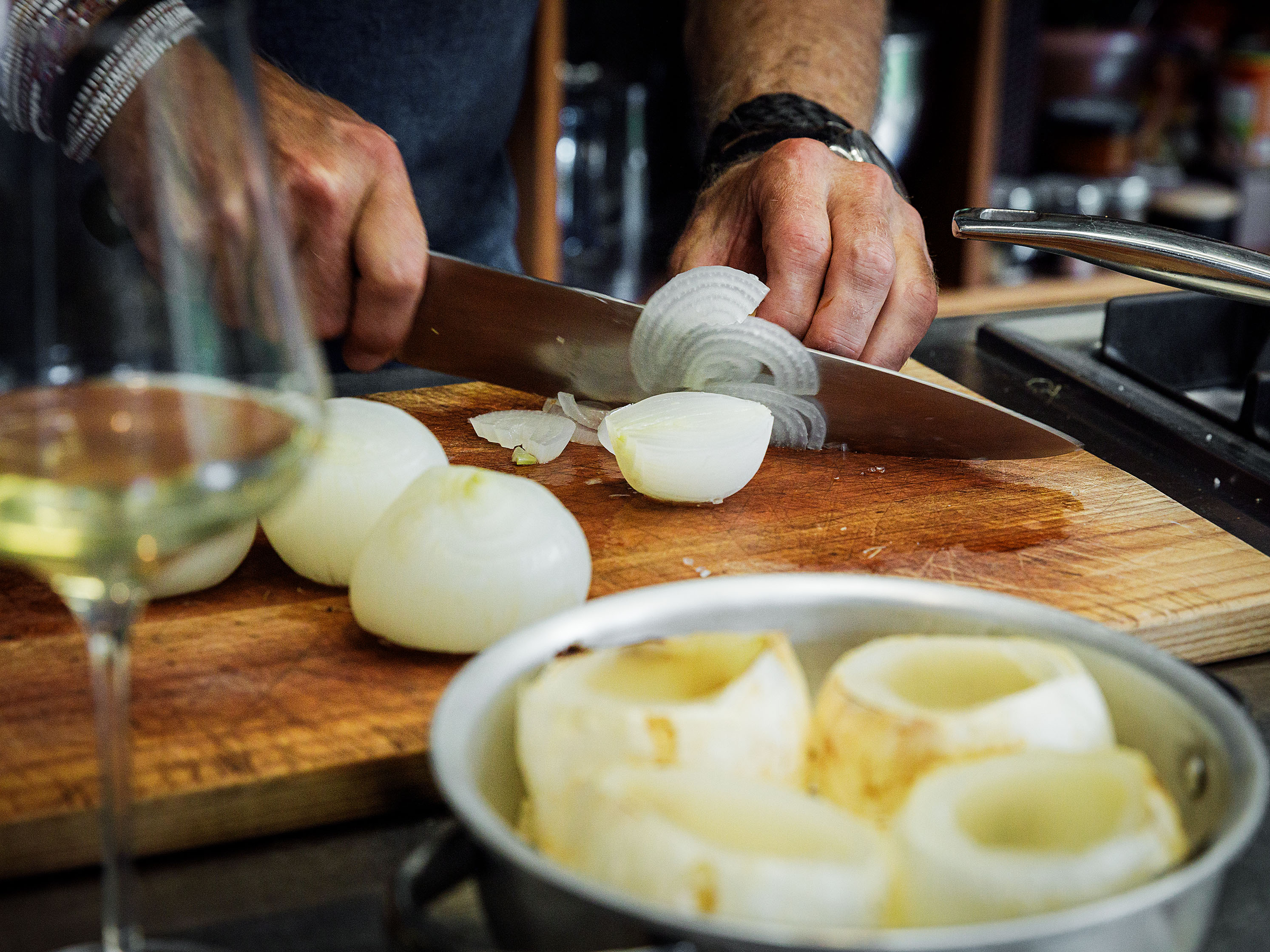 Schritt 3: Das Innere der Zwiebeln grob hacken