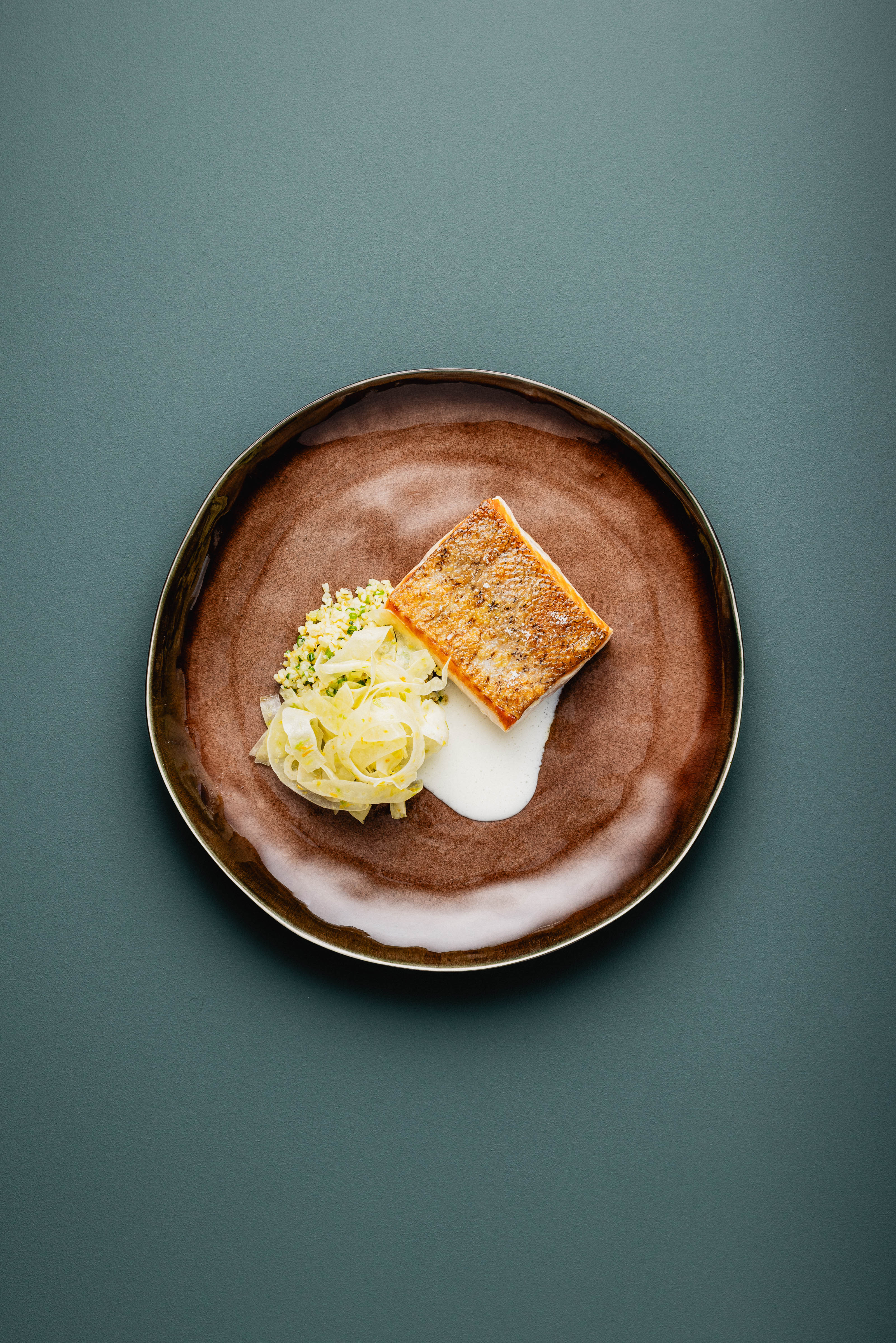 Gebratenes Lachsfilet, Beurre Blanc, Bulgursalat mit Gurken und Dill, Fenchelsalat mit Zitrus Rezept