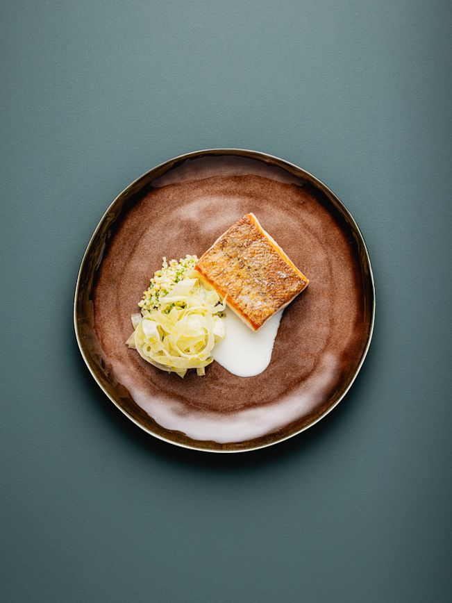 Gebratenes Lachsfilet, Beurre Blanc, Bulgursalat mit Gurken und Dill, Fenchelsalat mit Zitrus Rezept Gebratenes Lachsfilet, Beurre Blanc, Bulgursalat mit Gurken und Dill, Fenchelsalat mit Zitrus Rezept