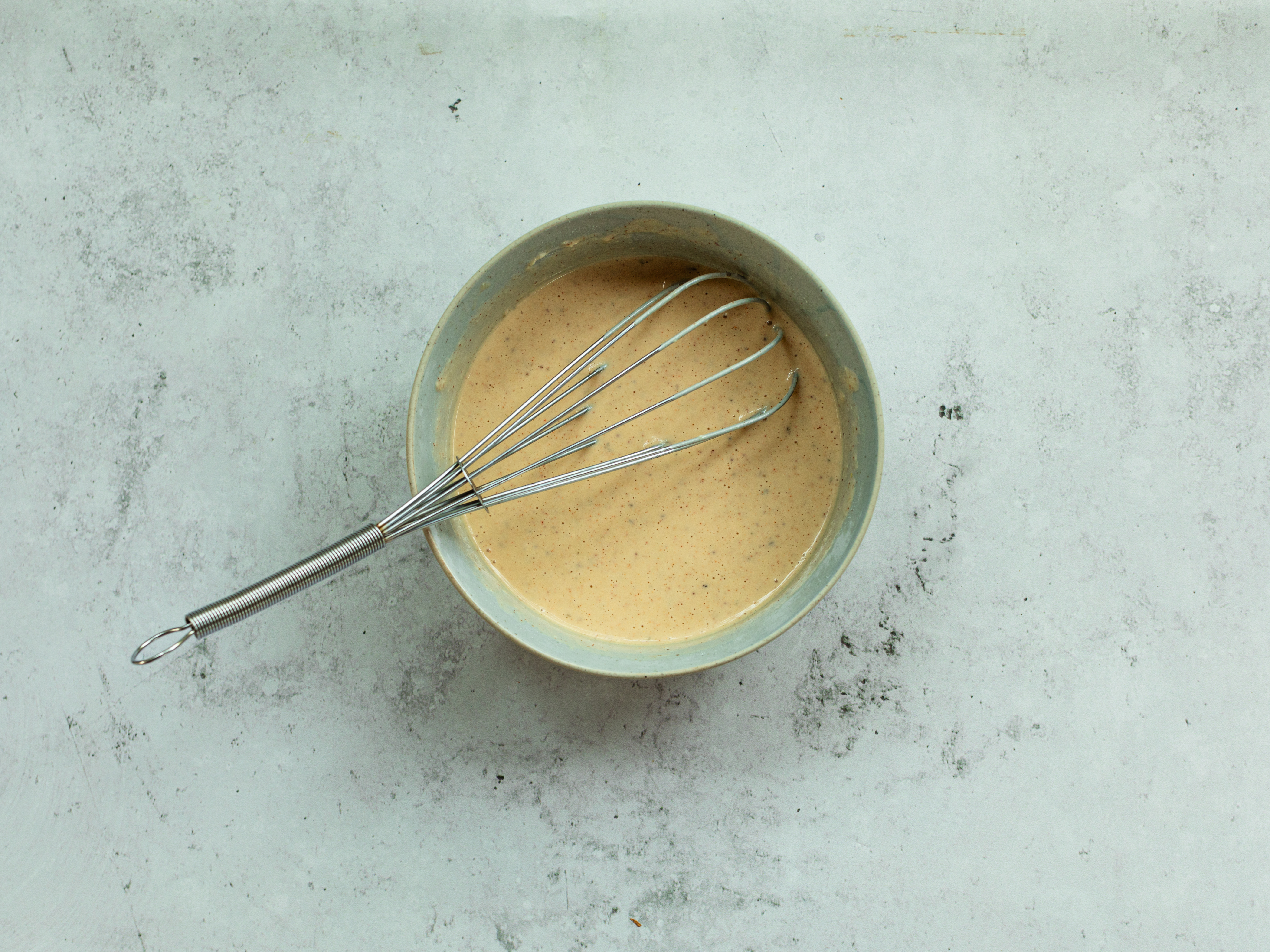 Schritt 1: Die feuchten Zutaten zur trockenen Mischung geben und gut verrühren, bis ein glatter Teig entsteht